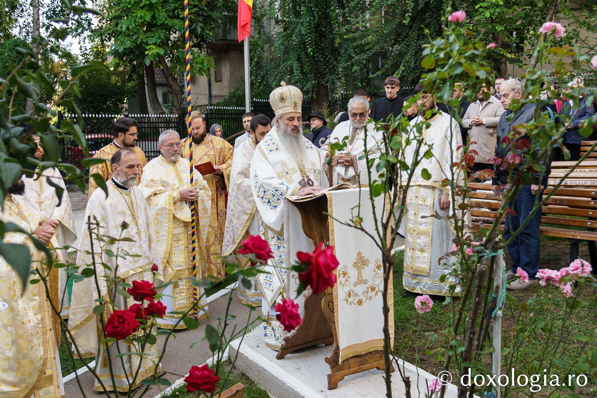 Resfințirea bisericii „Sfântul Mare Mucenic Pantelimon” din Iași, un prilej de mare bucurie pentru credincioși
