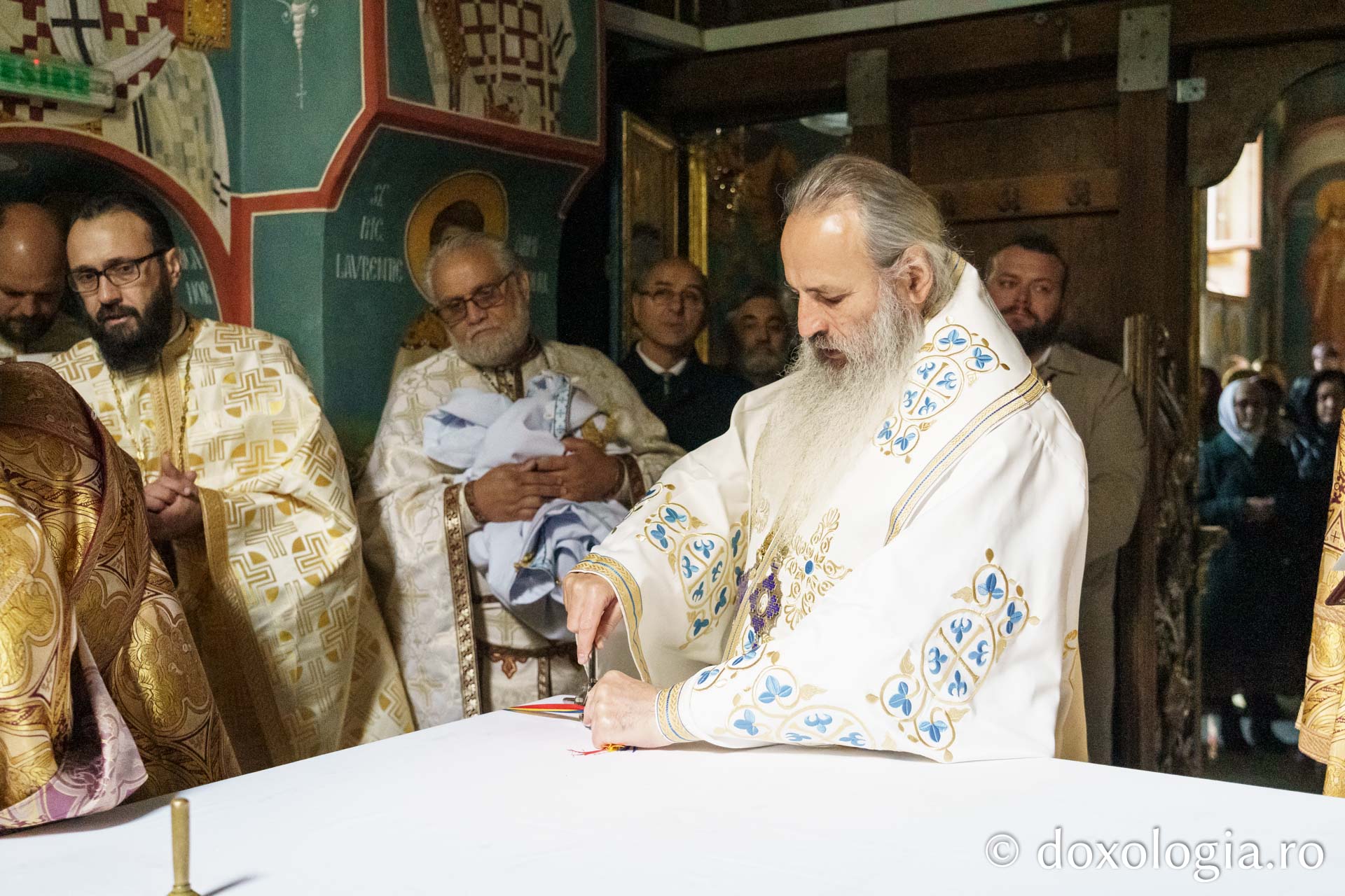 Resfințirea bisericii „Sfântul Mare Mucenic Pantelimon” din Iași, un prilej de mare bucurie pentru credincioși