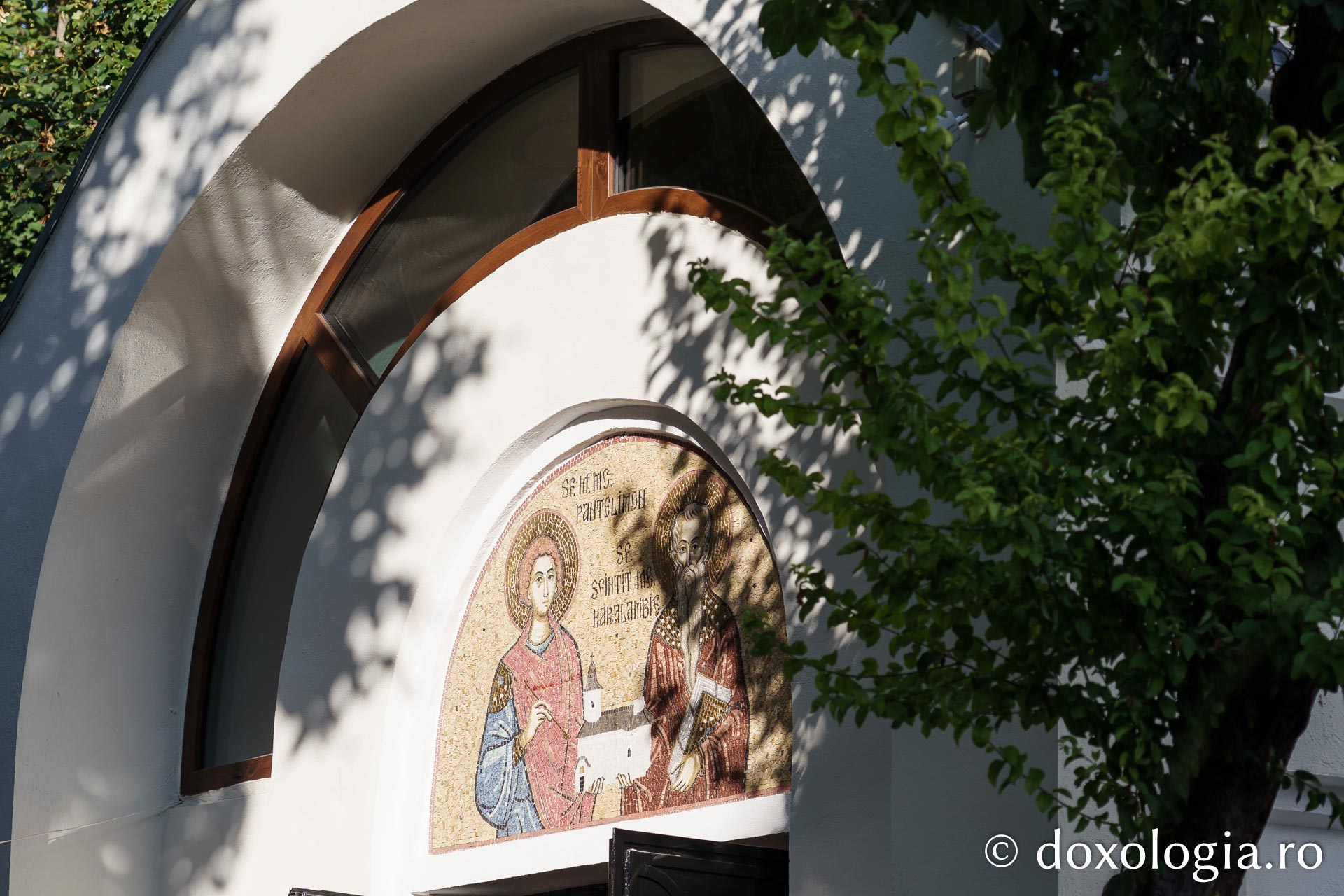 Resfințirea bisericii „Sfântul Mare Mucenic Pantelimon” din Iași, un prilej de mare bucurie pentru credincioși