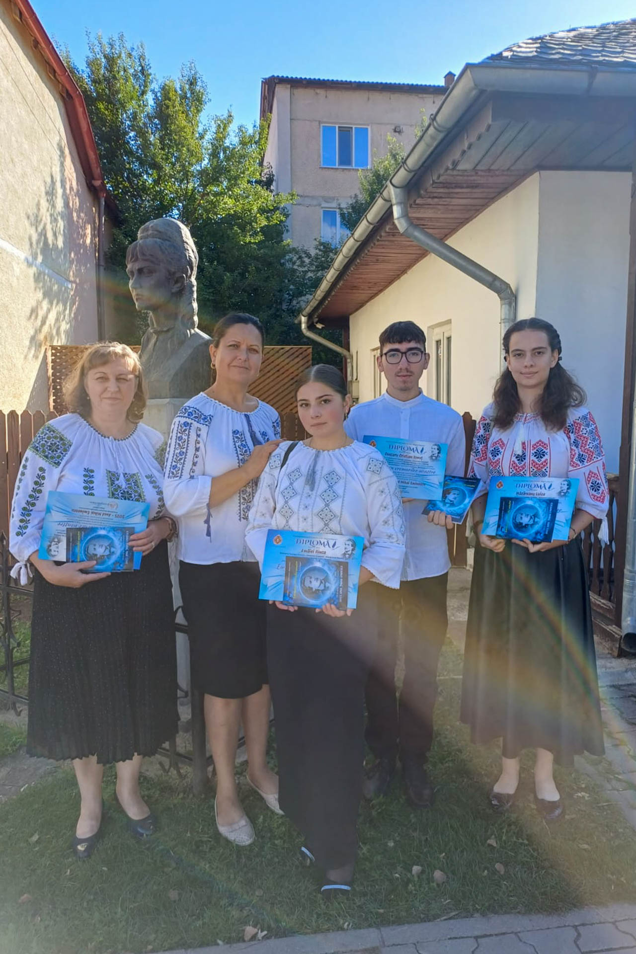 Antologie literară dedicată lui Mihai Eminescu, prezentată la Târgu-Neamț Antologie literară dedicată lui Mihai Eminescu, prezentată la Târgu-Neamț