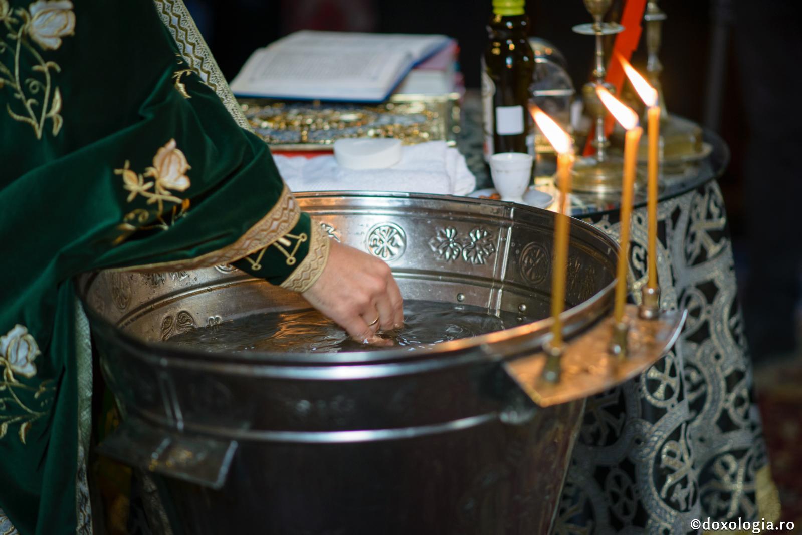 Care este simbolismul apei la Botez?