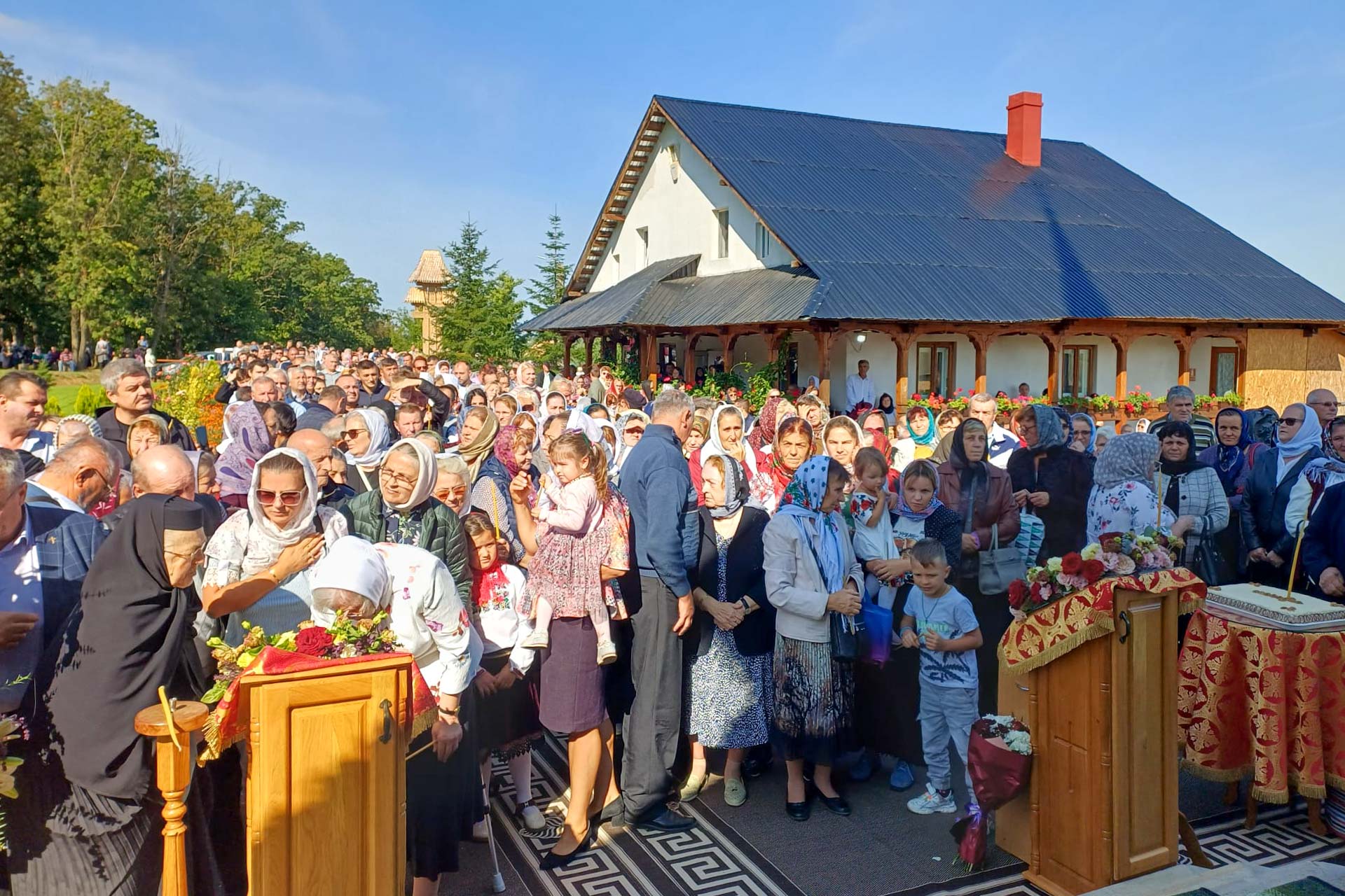 Bucurie duhovnicească la hramul Mănăstirii „Înălțarea Sfintei Cruci” – Lebăda