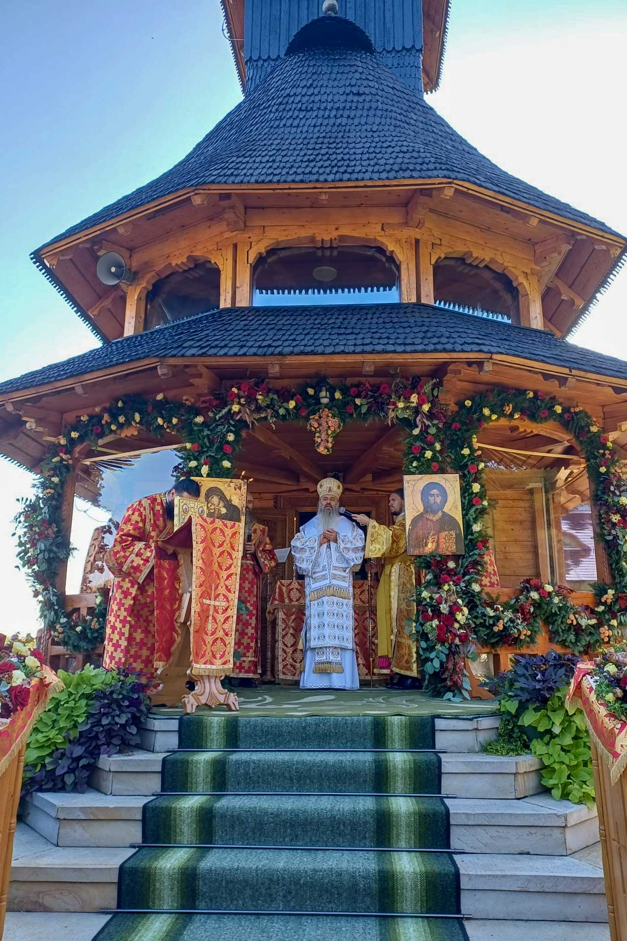 Bucurie duhovnicească la hramul Mănăstirii „Înălțarea Sfintei Cruci” – Lebăda