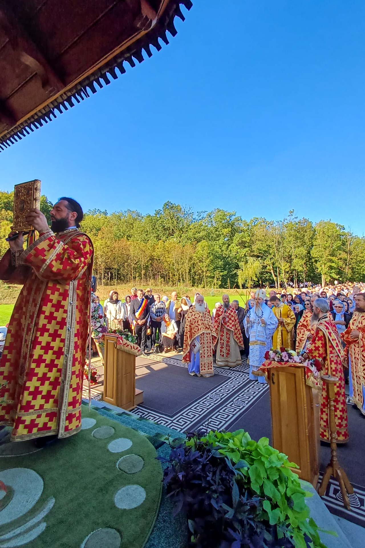 Bucurie duhovnicească la hramul Mănăstirii „Înălțarea Sfintei Cruci” – Lebăda