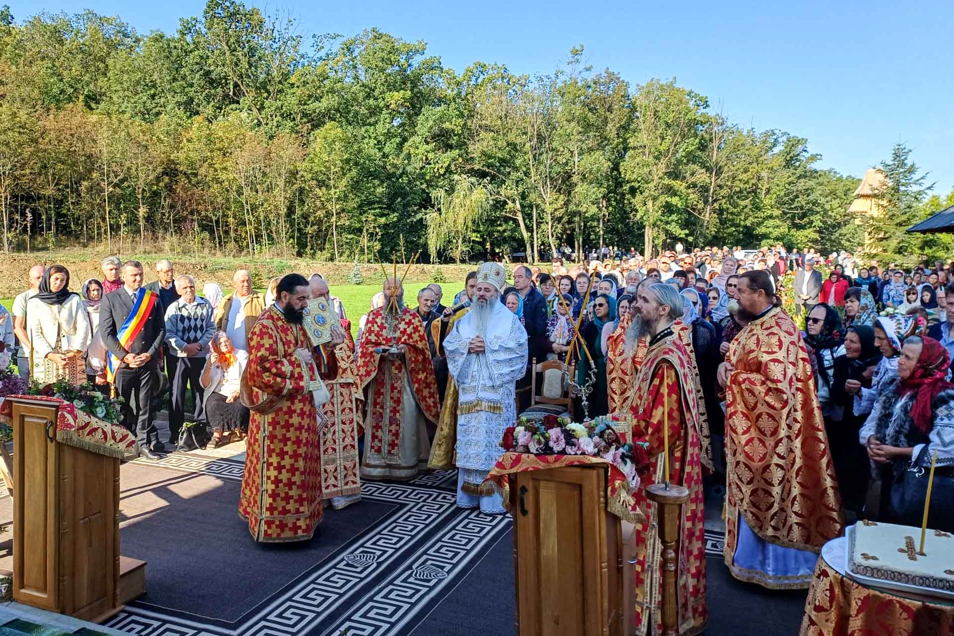 Bucurie duhovnicească la hramul Mănăstirii „Înălțarea Sfintei Cruci” – Lebăda