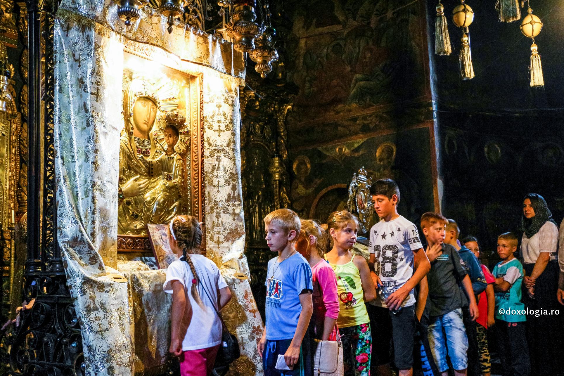 Început de an școlar sub ocrotirea Maicii Domnului / Foto: Cătălin Acasandrei Icoana Maicii Domnului de la Mănăstirea Neamț
