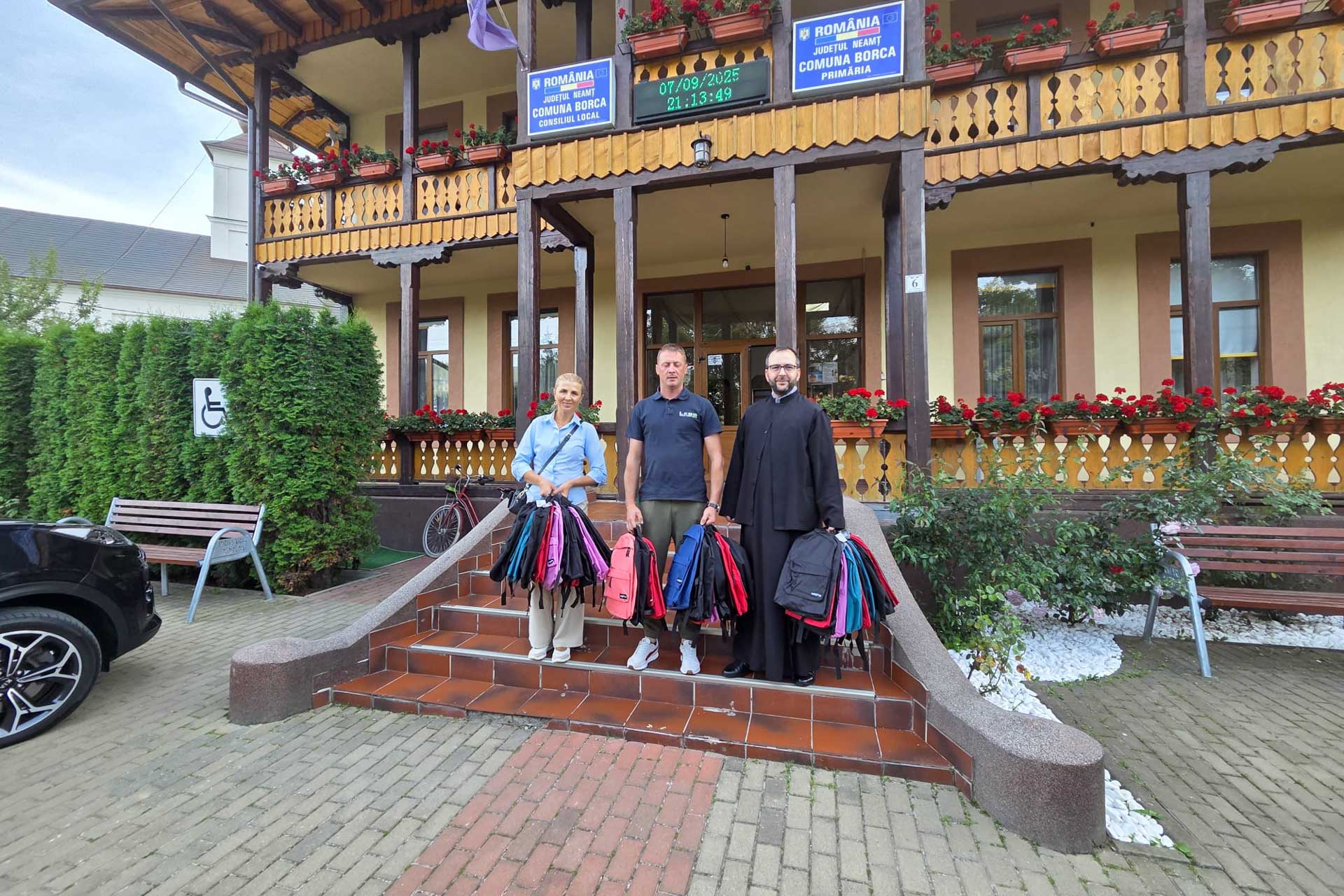 Copiii din Farcașa și Borca au primit ghiozdane noi înainte de începerea școlii Copiii din Farcașa și Borca au primit ghiozdane noi înainte de începerea școlii