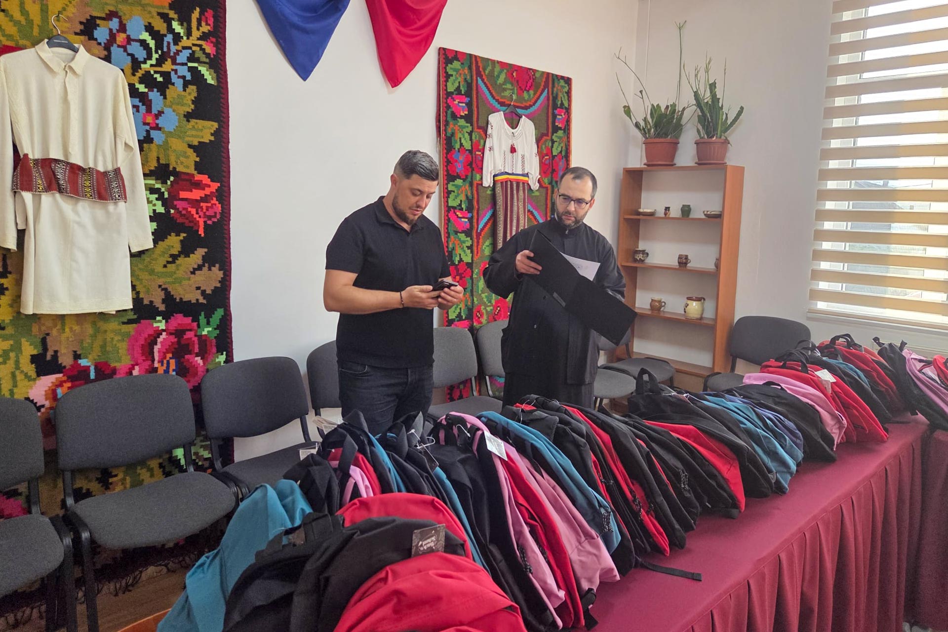 Copiii din Farcașa și Borca au primit ghiozdane noi înainte de începerea școlii Copiii din Farcașa și Borca au primit ghiozdane noi înainte de începerea școlii