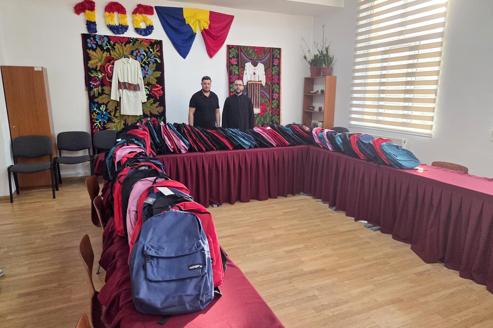 Copiii din Farcașa și Borca au primit ghiozdane noi înainte de începerea școlii