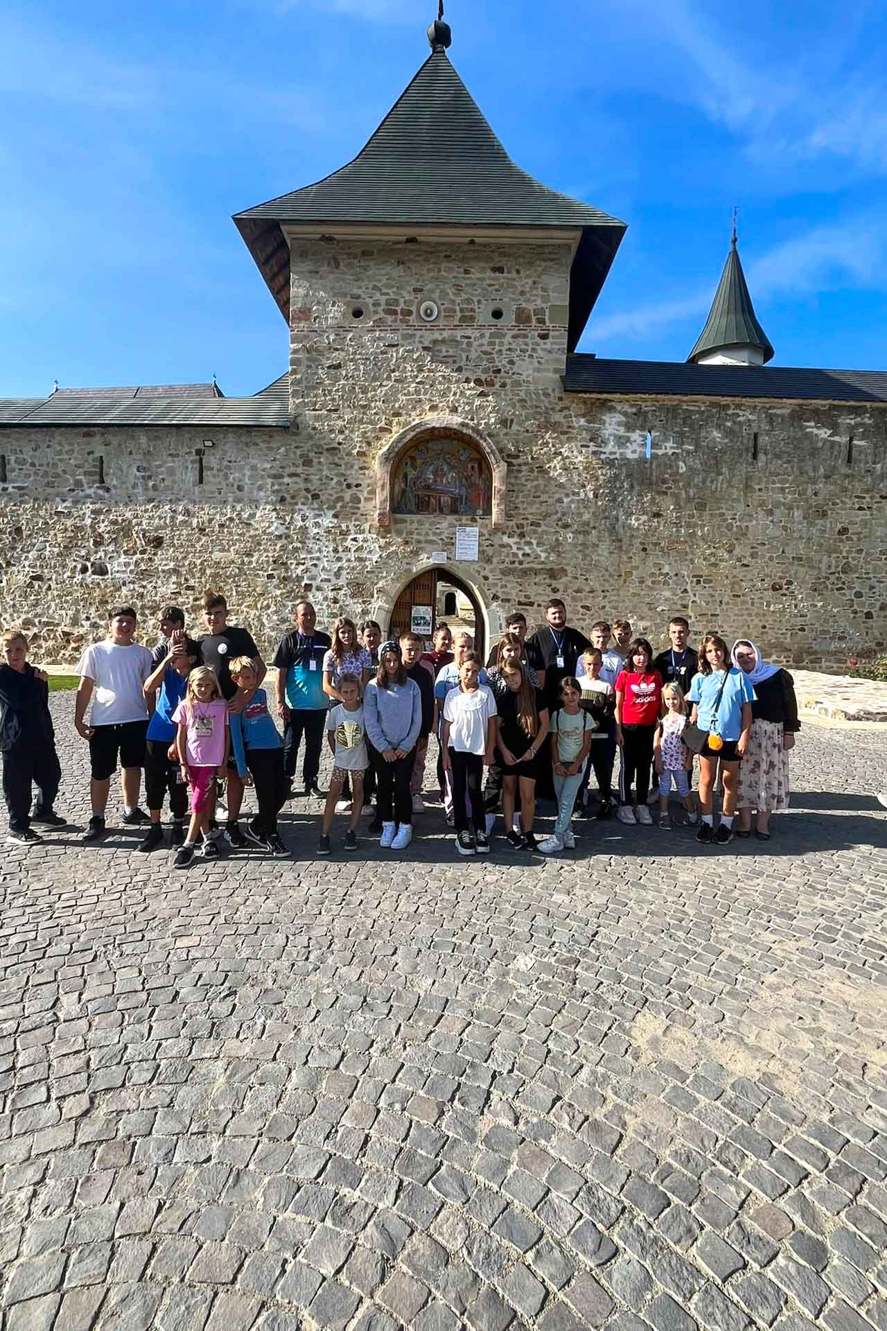 Copiii din Vladomira și Hermeziu, în excursie culturală și recreativă la Neamț