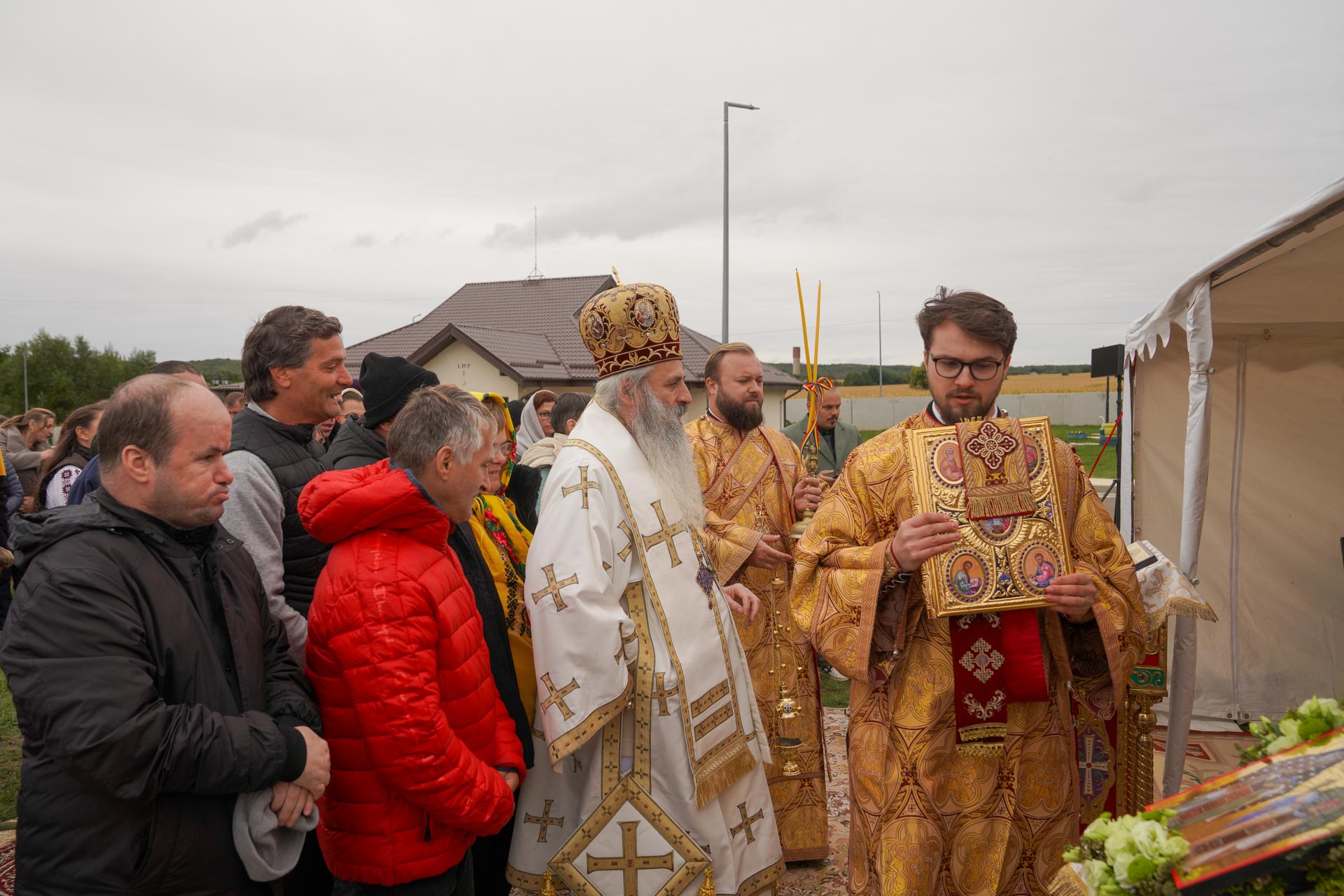 IPS Teofan a sfințit locul noii biserici a Complexului de Servicii pentru Persoane Adulte cu Dizabilități din Dragomirești