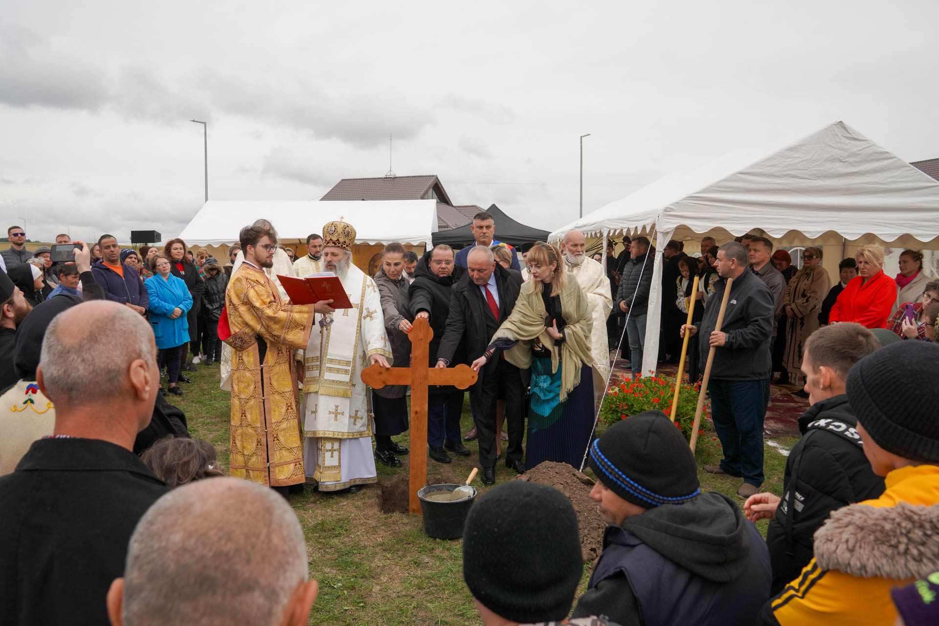 IPS Teofan a sfințit locul noii biserici a Complexului de Servicii pentru Persoane Adulte cu Dizabilități din Dragomirești IPS Teofan a sfințit locul noii biserici a Complexului de Servicii pentru Persoane Adulte cu Dizabilități din Dragomirești