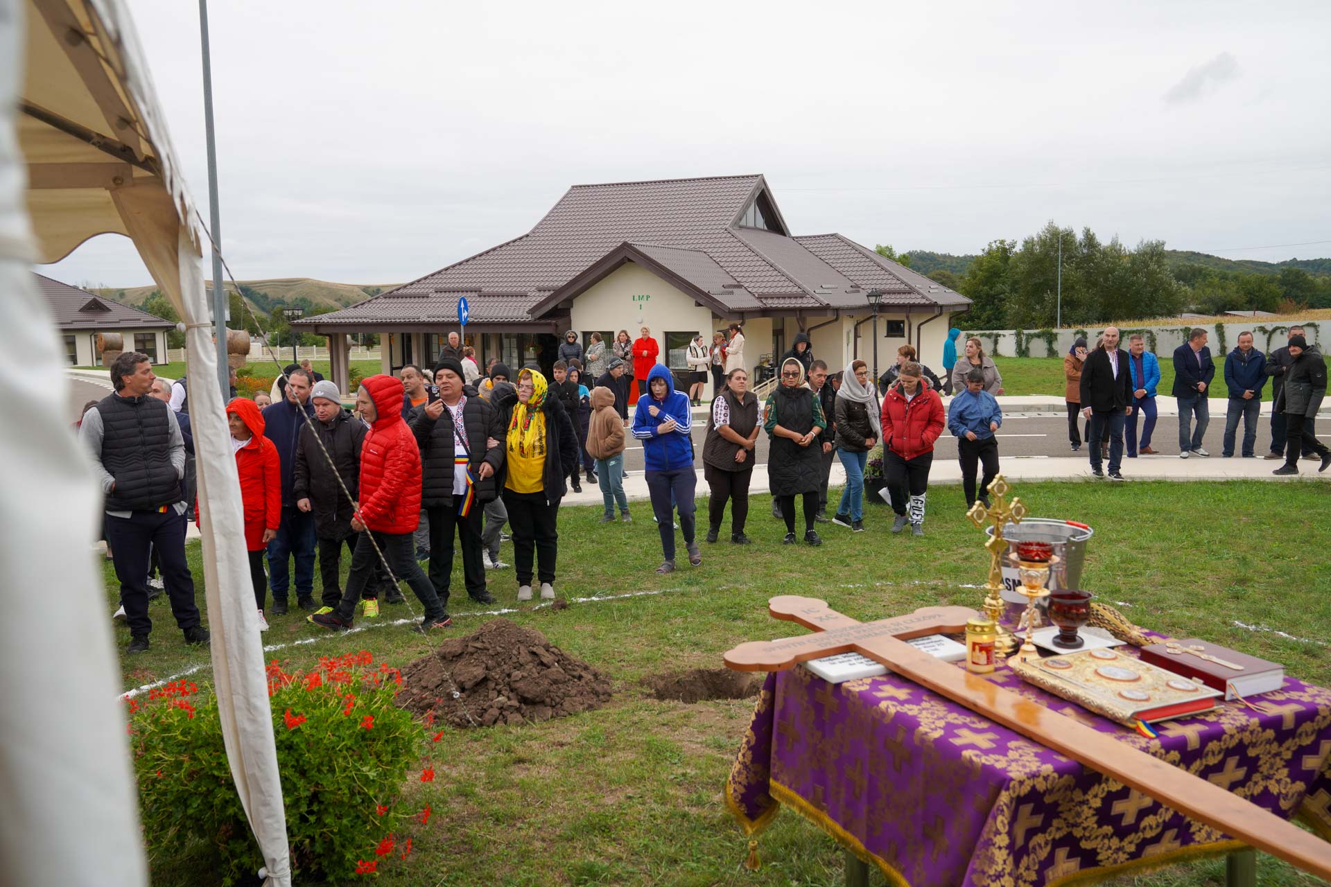 IPS Teofan a sfințit locul noii biserici a Complexului de Servicii pentru Persoane Adulte cu Dizabilități din Dragomirești