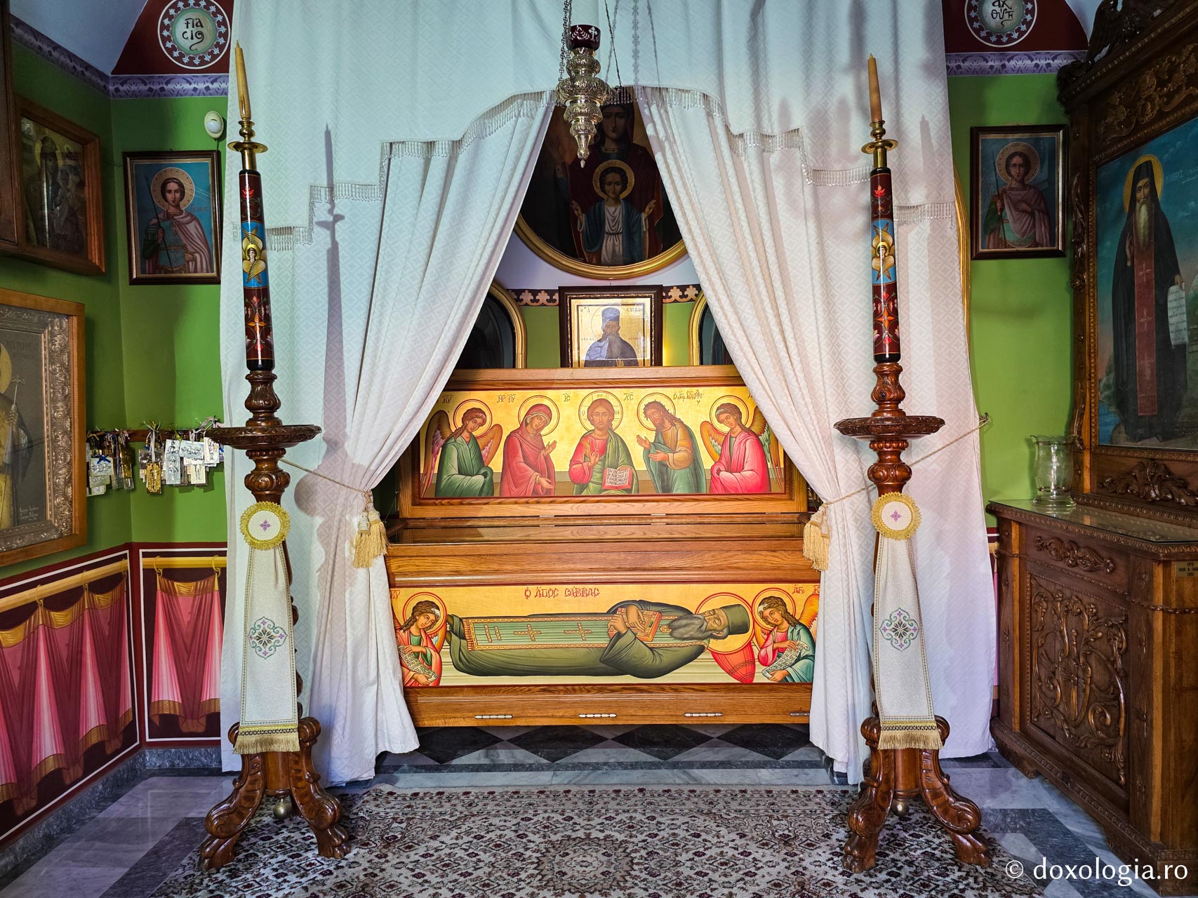 Închinare la moaștele Sfântului Cuvios Sava cel Nou din Kalymnos / Foto: Magda Buftea Închinare la moaștele Sfântului Cuvios Sava cel Nou din Kalymnos