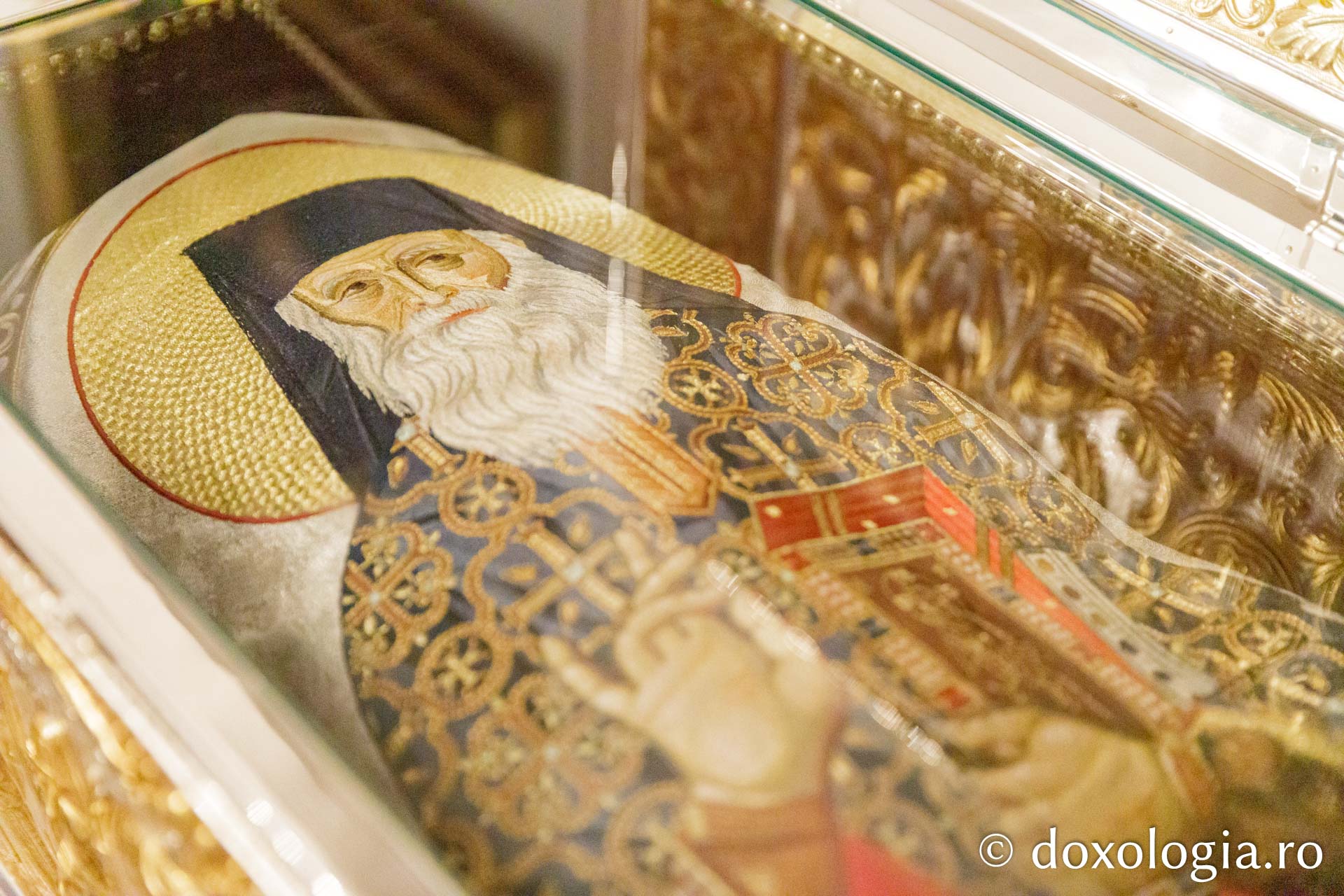 Racla cu moaștele Sfântului Cuvios Mărturisitor Sofian de la Antim