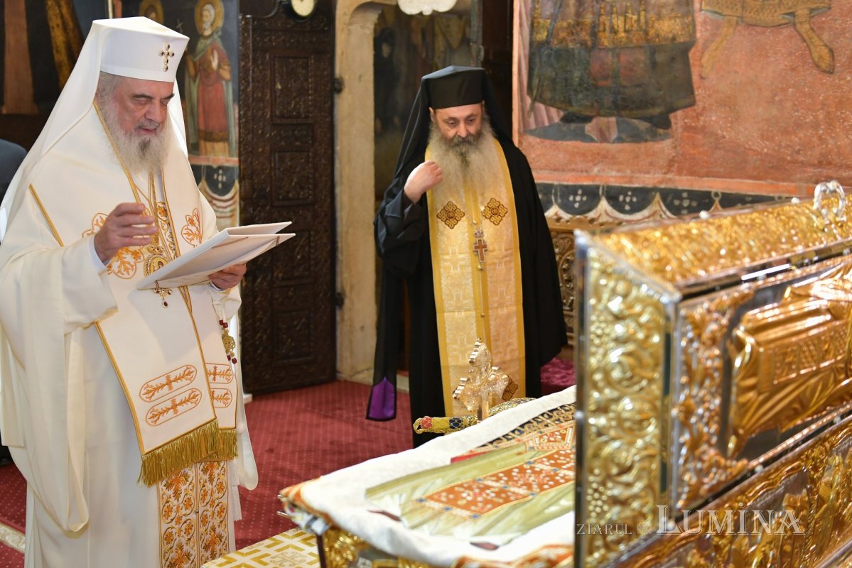 Patriarhul României a sfințit racla Sfântului Cuvios Mărturisitor Sofian de la Antim, cu trei zile înainte de canonizare / Foto: ziarullumina.ro Patriarhul României a sfințit racla Sfântului Cuvios Mărturisitor Sofian de la Antim, cu trei zile înainte de canonizare