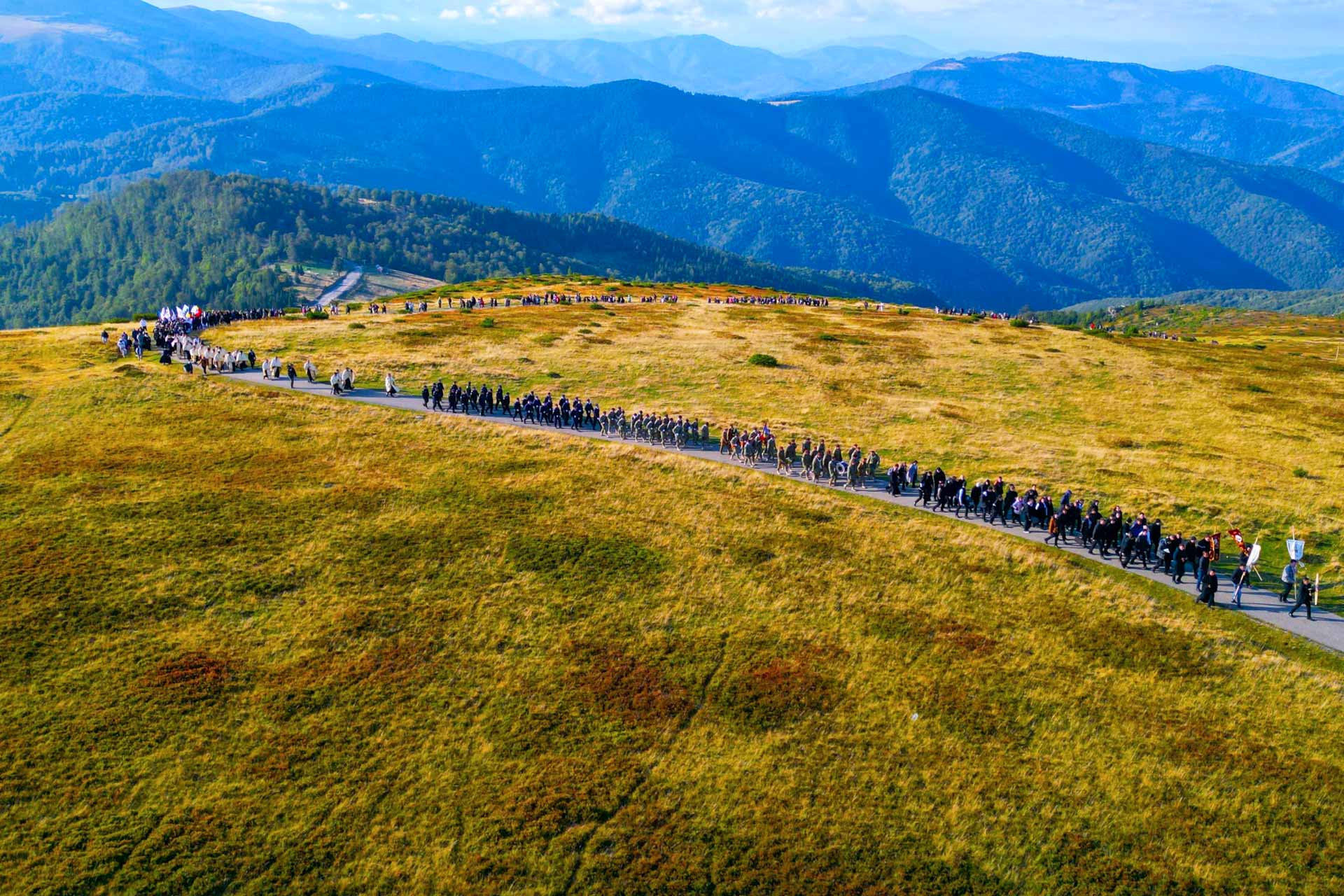 Pelerinaj la Crucea-monument de pe Muntele Mic – 20 de ani de rugăciune și jertfă Pelerinaj la Crucea-monument de pe Muntele Mic – 20 de ani de rugăciune și jertfă