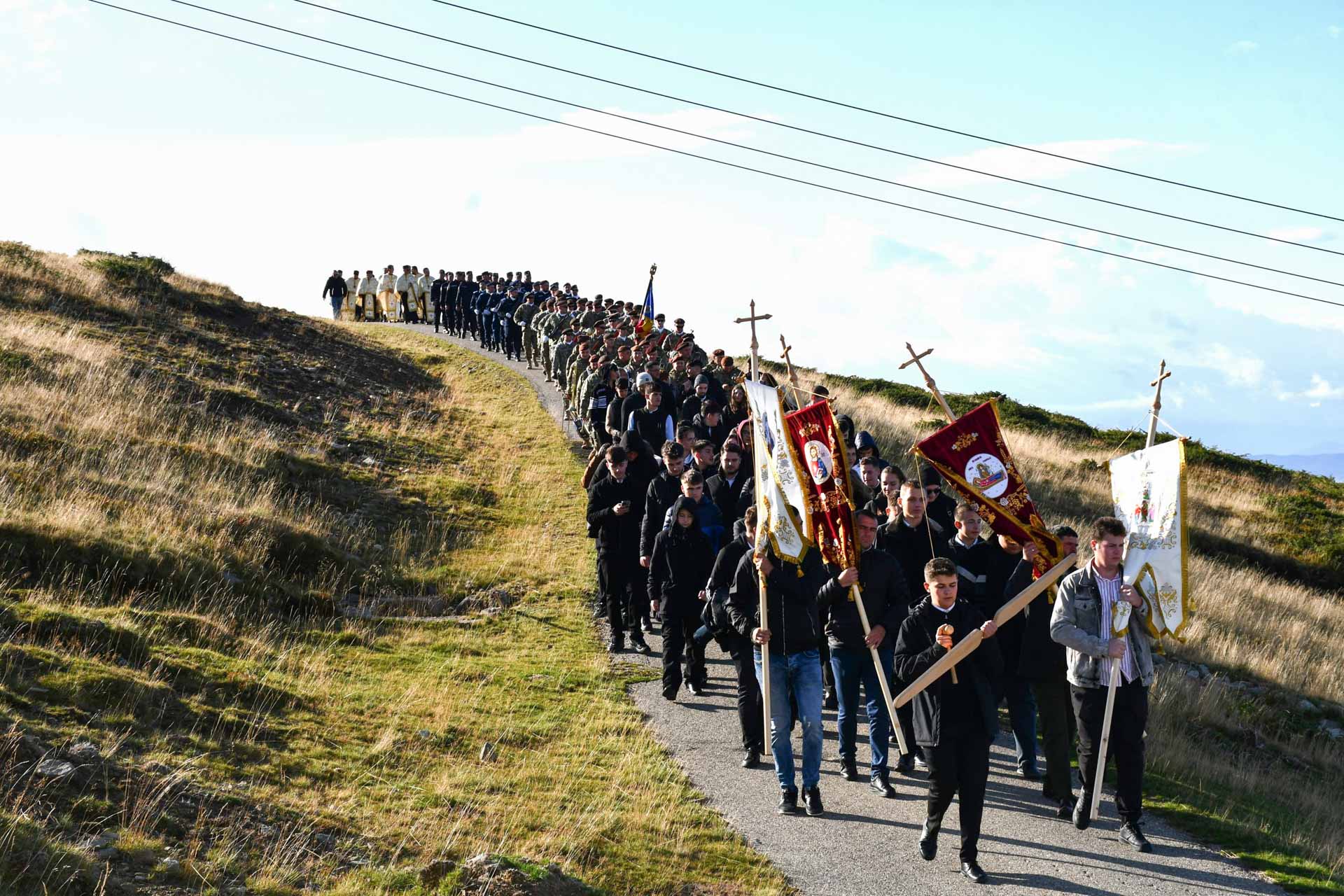 Pelerinaj la Crucea-monument de pe Muntele Mic – 20 de ani de rugăciune și jertfă Pelerinaj la Crucea-monument de pe Muntele Mic – 20 de ani de rugăciune și jertfă