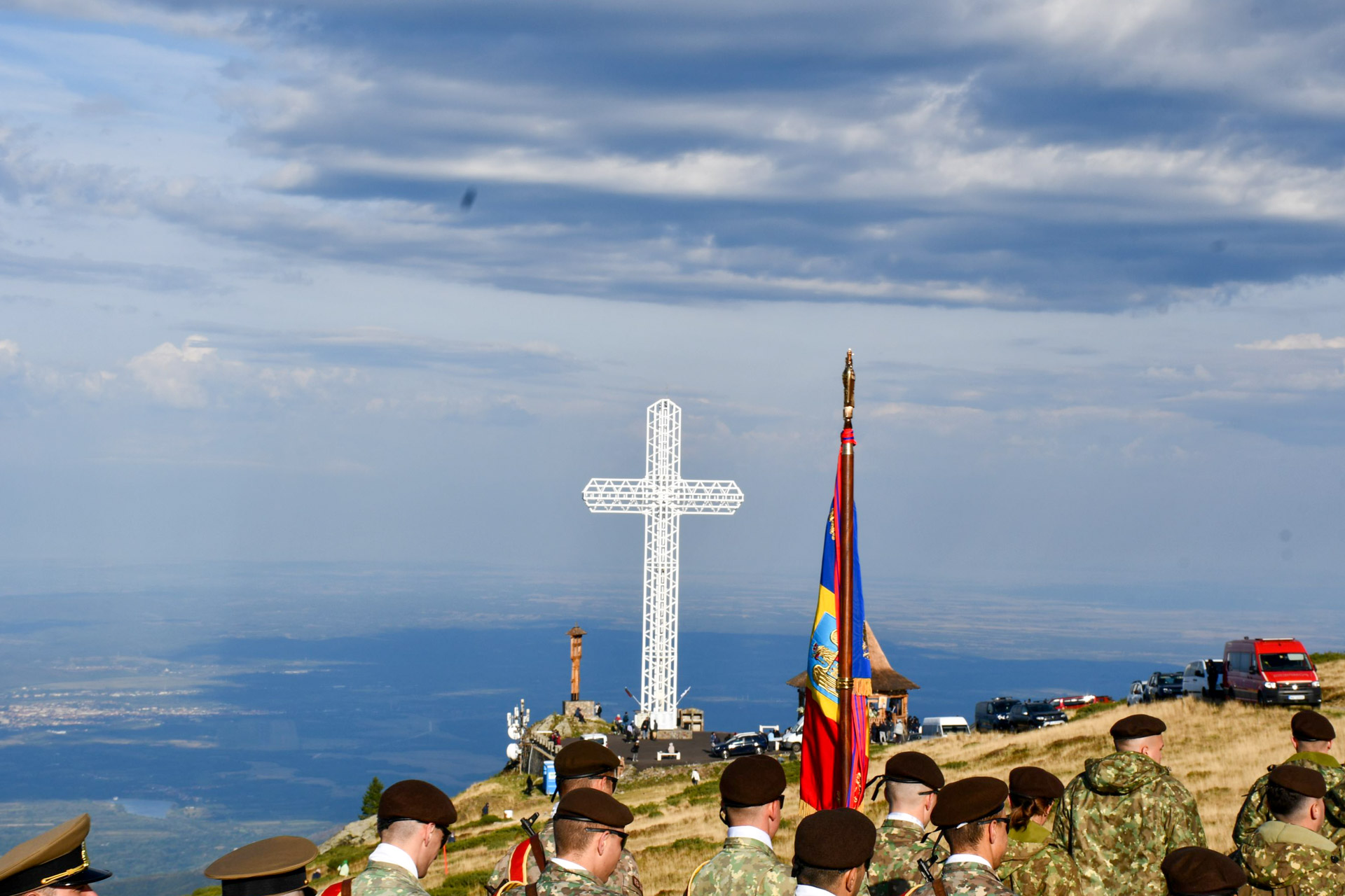 Pelerinaj la Crucea-monument de pe Muntele Mic – 20 de ani de rugăciune și jertfă Pelerinaj la Crucea-monument de pe Muntele Mic – 20 de ani de rugăciune și jertfă