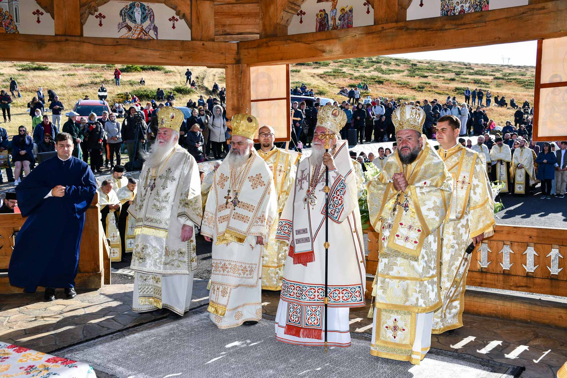 Pelerinaj la Crucea-monument de pe Muntele Mic – 20 de ani de rugăciune și jertfă Pelerinaj la Crucea-monument de pe Muntele Mic – 20 de ani de rugăciune și jertfă