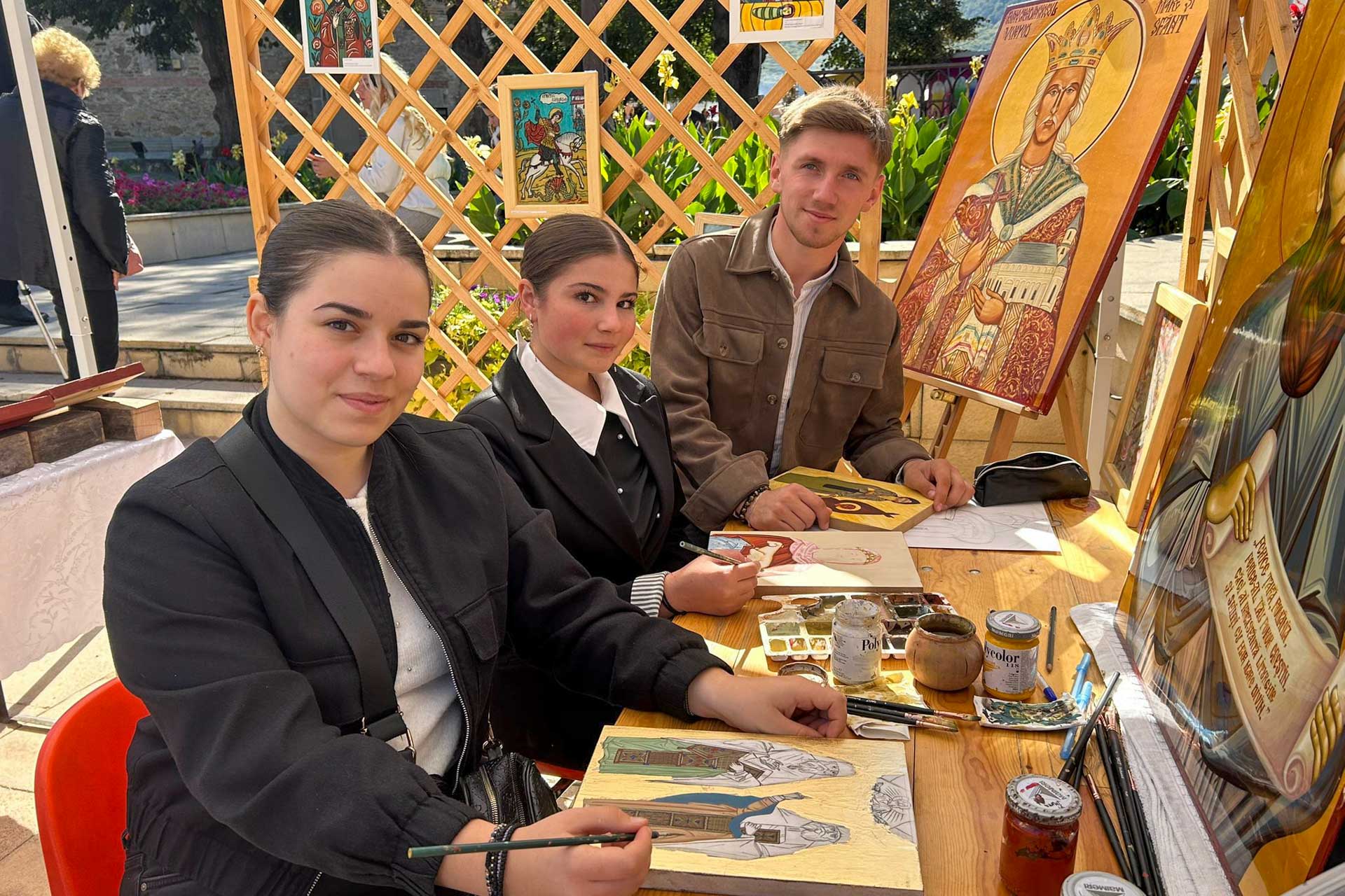 Seminarul de la Mănăstirea Neamț a adus arta sacră la Târgul de Toamnă din Piatra-Neamț