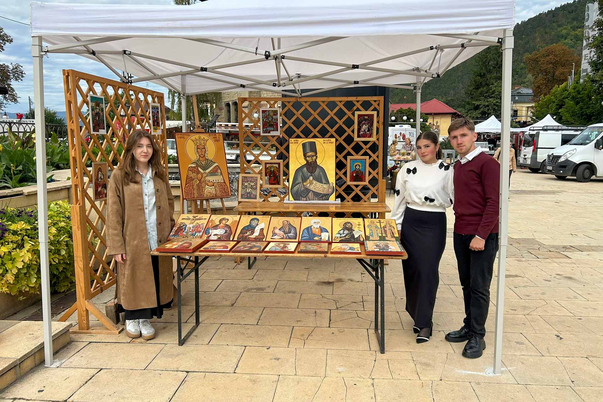 Seminarul de la Mănăstirea Neamț a adus arta sacră la Târgul de Toamnă din Piatra-Neamț Seminarul de la Mănăstirea Neamț a adus arta sacră la Târgul de Toamnă din Piatra-Neamț