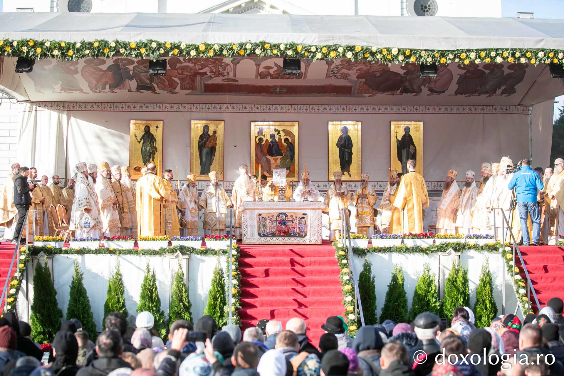 Hramul Sfintei Parascheva: Peste 30.000 de suflete unite în rugăciune în Capitala Moldovei