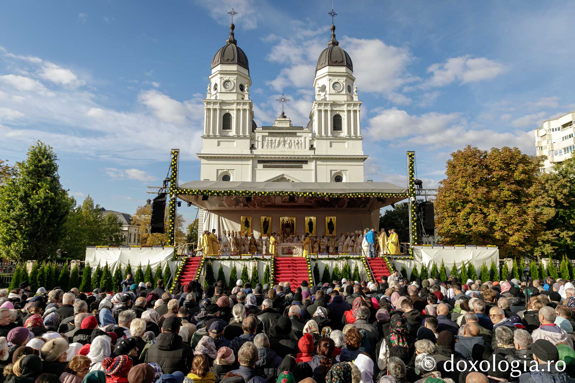 Hramul Sfintei Parascheva: Peste 30.000 de suflete unite în rugăciune în Capitala Moldovei