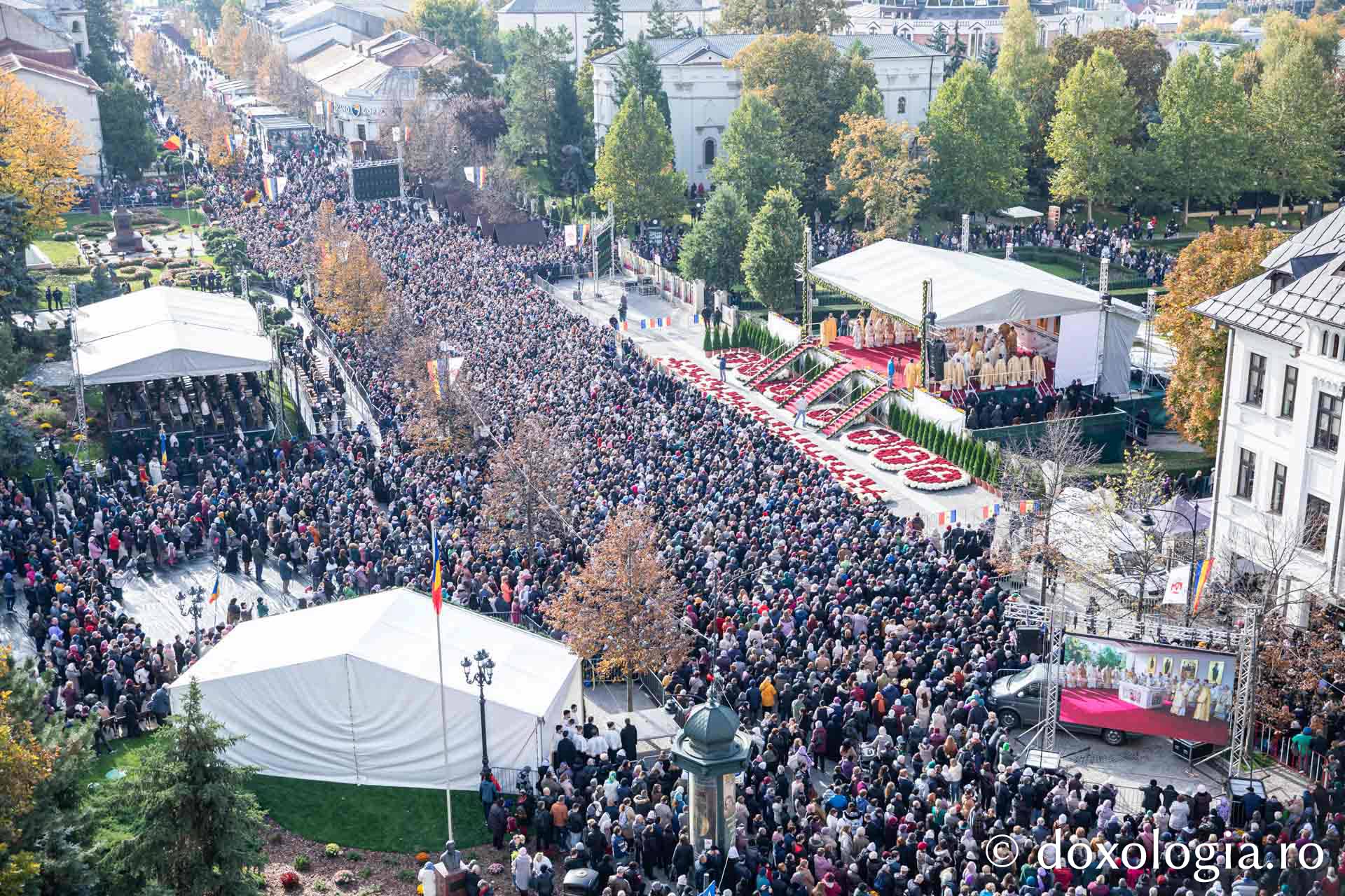 Hramul Sfintei Parascheva: Peste 30.000 de suflete unite în rugăciune în Capitala Moldovei