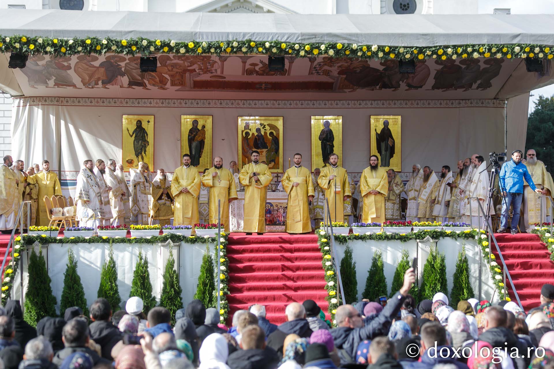 Hramul Sfintei Parascheva: Peste 30.000 de suflete unite în rugăciune în Capitala Moldovei