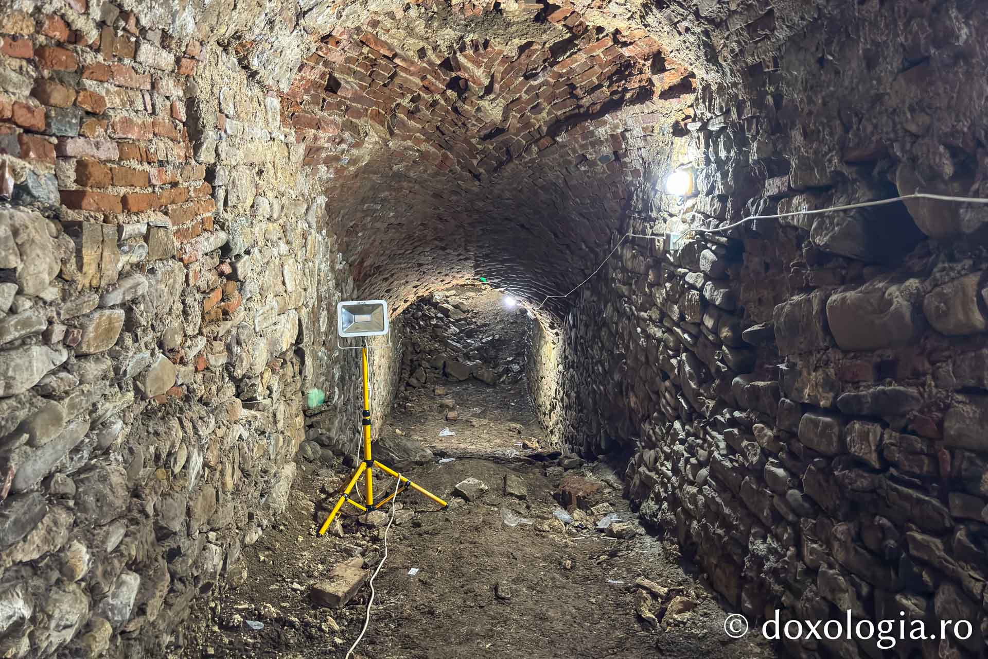 Galerie subterană, descoperită în timpul lucrărilor la Mănăstirea Neamț