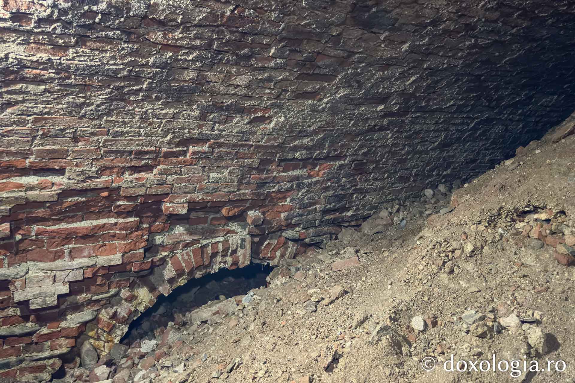 Galerie subterană, descoperită în timpul lucrărilor la Mănăstirea Neamț