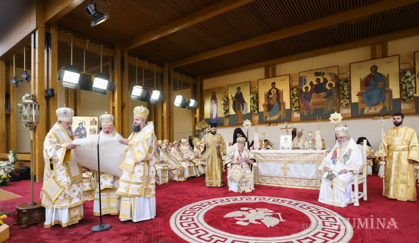 Foto: Ziarul Lumina Citirea Tomosului aniversar în care este menționată autocefalia Bisericii Ortodoxe Române și ridicarea la rang de patriarhie