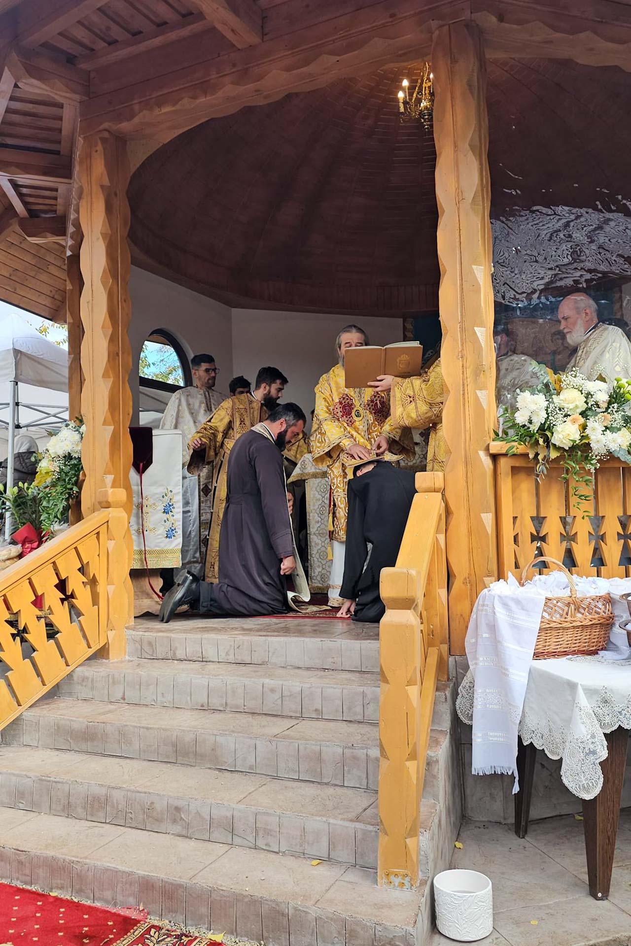 Aleasă bucurie duhovnicească în Parohia Talpa, Bârgăuani - Preasfințitul Nichifor Botoșăneanul a sfințit ansamblul parohial