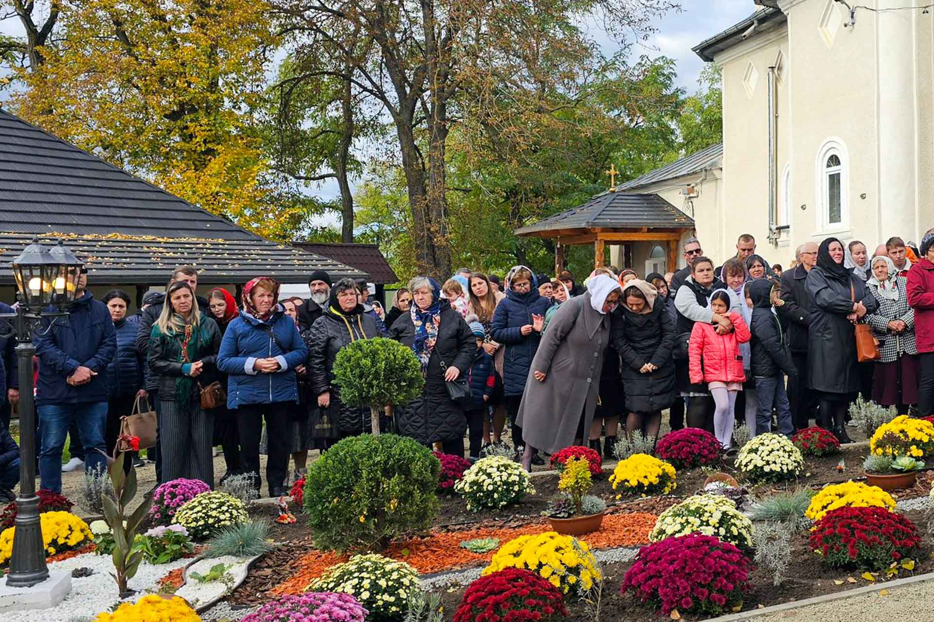 Aleasă bucurie duhovnicească în Parohia Talpa, Bârgăuani - Preasfințitul Nichifor Botoșăneanul a sfințit ansamblul parohial