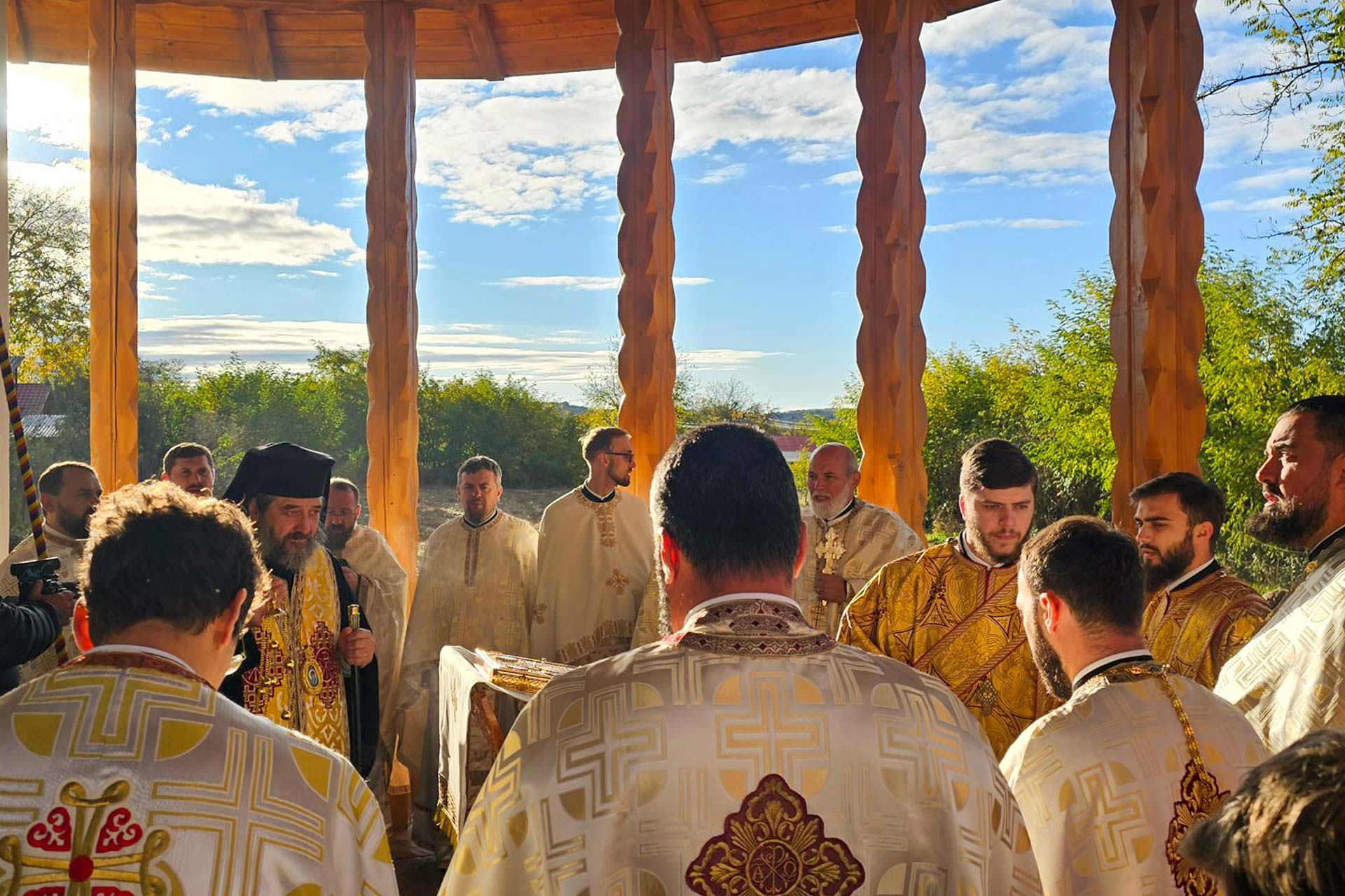 Aleasă bucurie duhovnicească în Parohia Talpa, Bârgăuani - Preasfințitul Nichifor Botoșăneanul a sfințit ansamblul parohial