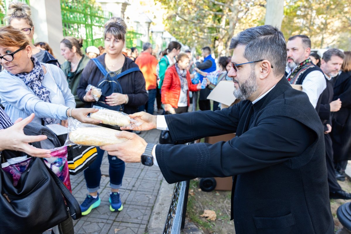 Arhiepiscopia Bucureștilor oferă zilnic hrană pelerinilor veniți la hram / Foto: ZiarulLumina.ro Arhiepiscopia Bucureștilor oferă zilnic hrană pelerinilor veniți la hram