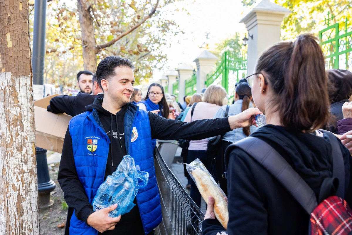 Arhiepiscopia Bucureștilor oferă zilnic hrană pelerinilor veniți la hram / Foto: ZiarulLumina.ro Arhiepiscopia Bucureștilor oferă zilnic hrană pelerinilor veniți la hram
