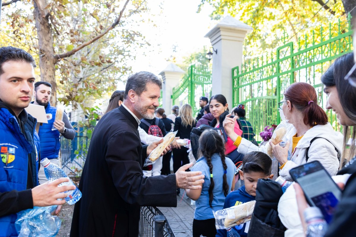 Arhiepiscopia Bucureștilor oferă zilnic hrană pelerinilor veniți la hram / Foto: ZiarulLumina.ro Arhiepiscopia Bucureștilor oferă zilnic hrană pelerinilor veniți la hram