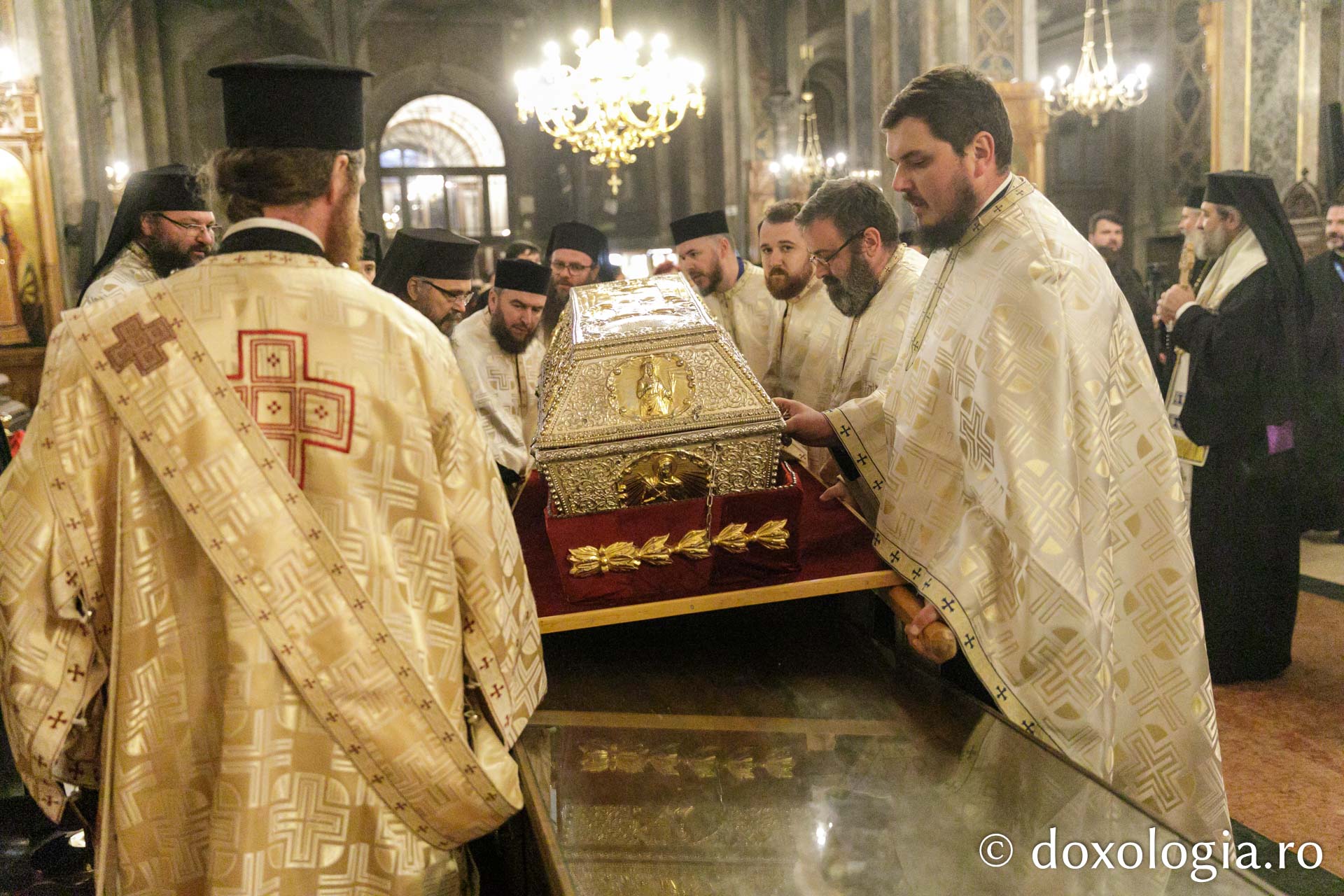 Sfintele moaște ale Cuvioasei Parascheva au fost reașezate în Catedrala Mitropolitană din Iași