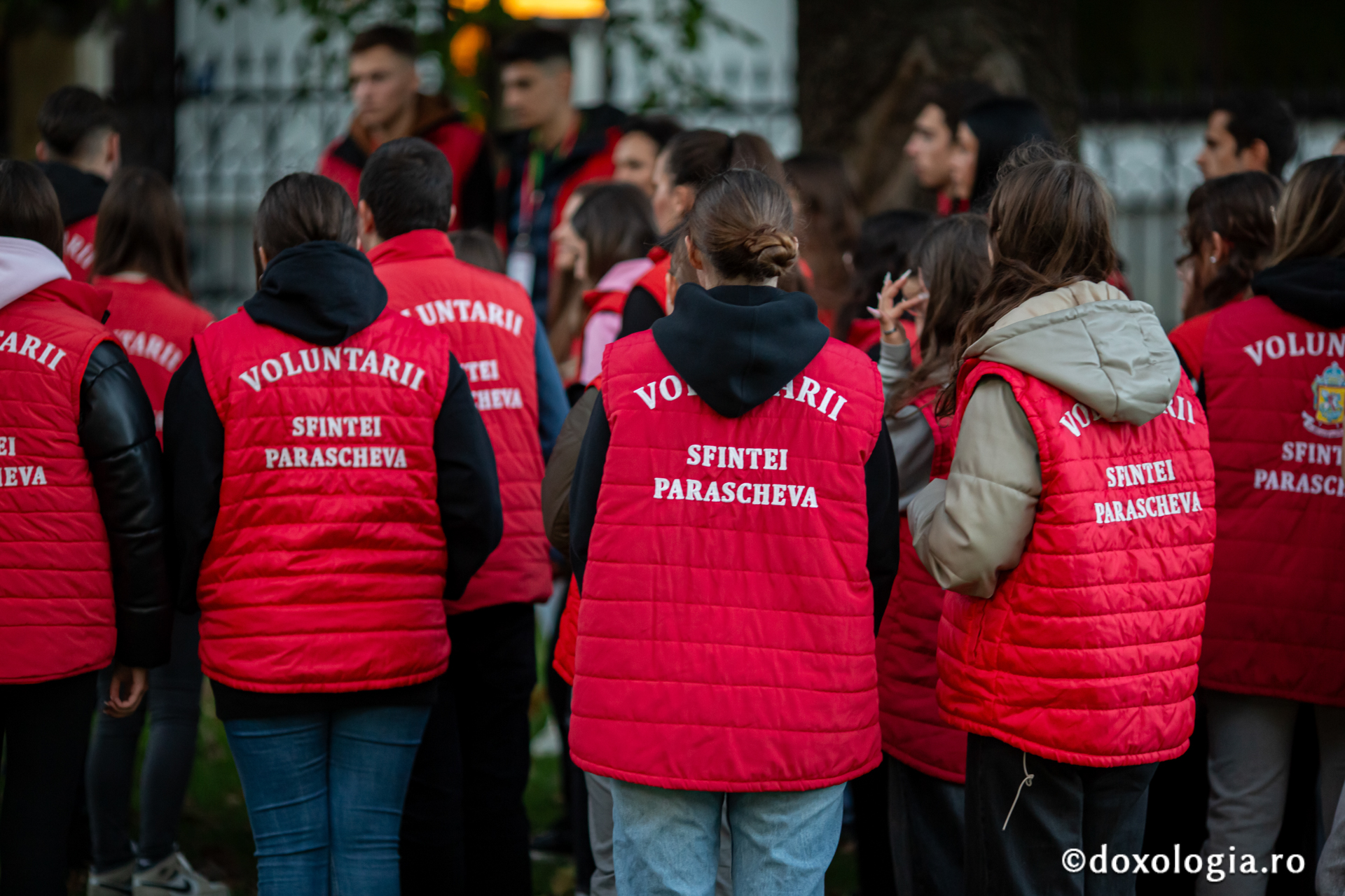 Voluntarii Sfintei Parascheva / Foto: Claudiu Pântea (Foto) Voluntarii Sfintei Parascheva – mâini care slujesc, inimi care veghează