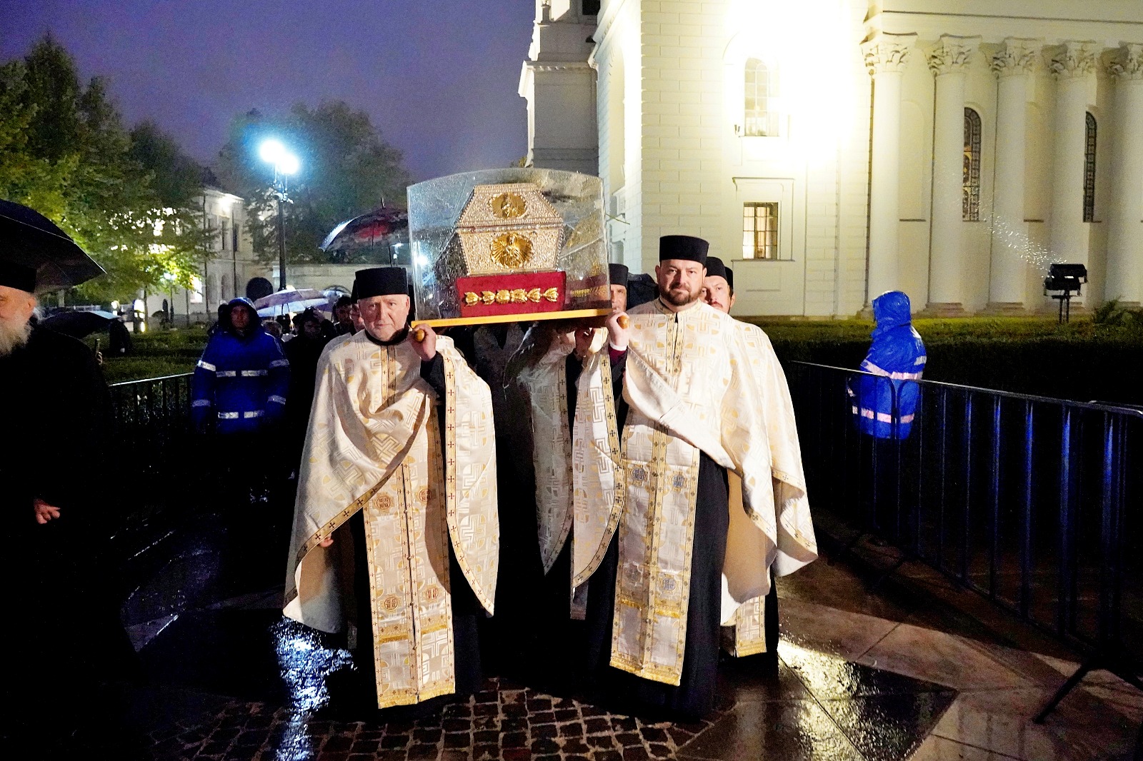 A început Hramul Iașului: Sfânta Cuvioasă Parascheva, așezată în baldachin pentru pelerini