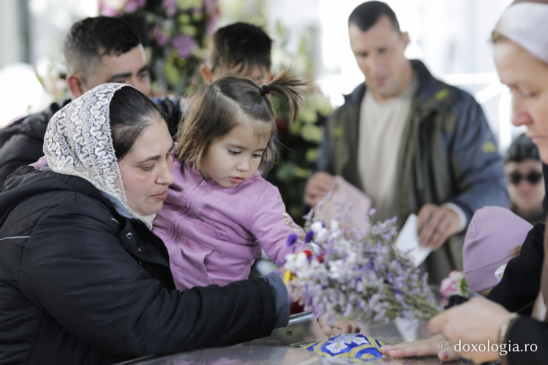 Soare, rugăciune și așteptare: jurnal de pelerin la Sfânta Cuvioasă Parascheva – Ziua a V-a / Foto: Oana Nechifor Soare, rugăciune și așteptare: jurnal de pelerin la Sfânta Cuvioasă Parascheva – Ziua a V-a