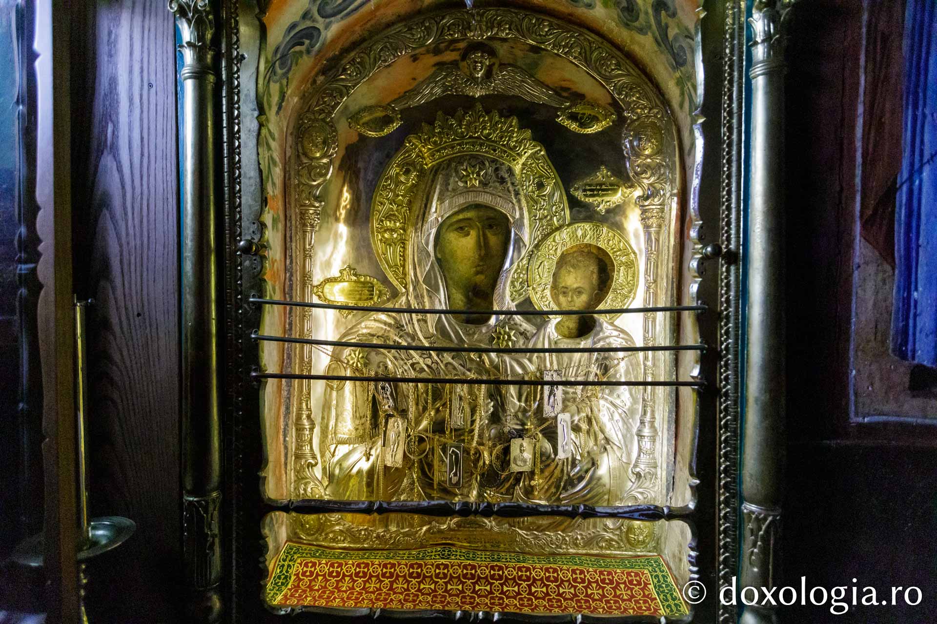 Icoana Maicii Domnului Antifonitria (Împotrivă glăsuitoarea) de la Mănăstirea Vatoped / Foto: pr. Silviu Cluci Icoana Maicii Domnului Antifonitria (Împotrivă glăsuitoarea) de la Mănăstirea Vatoped