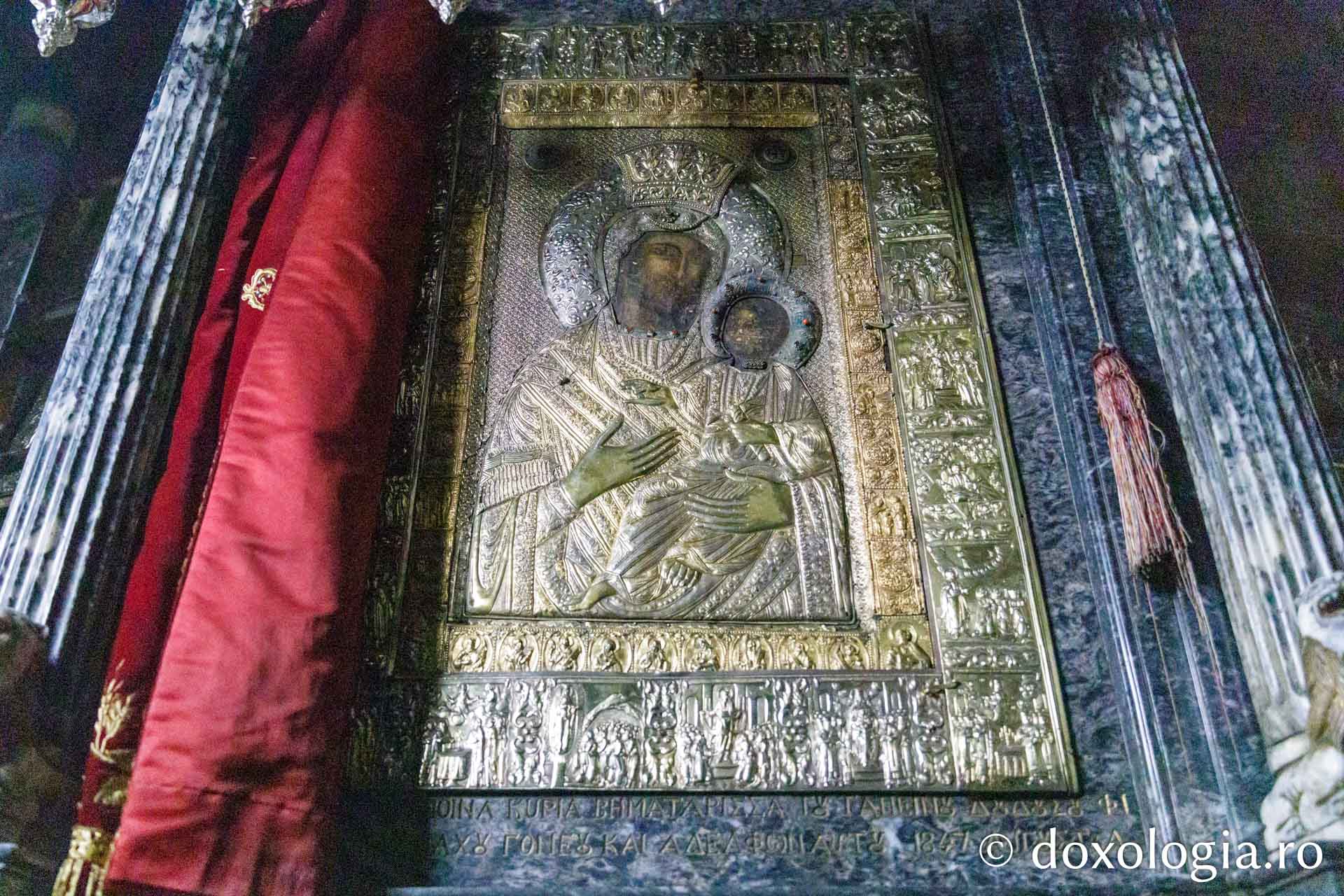 Icoana Maicii Domnului Vimatarissa / Foto: pr. Silviu Cluci Icoana Maicii Domnului Vimatarissa (Altarița) de la Mănăstirea Vatoped