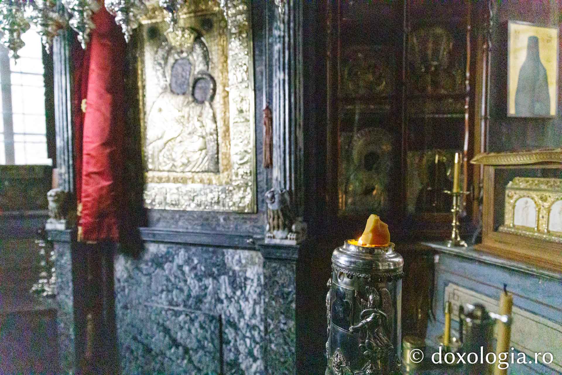 Icoana Maicii Domnului Vimatarissa / Foto: pr. Silviu Cluci Icoana Maicii Domnului Vimatarissa (Altarița) de la Mănăstirea Vatoped