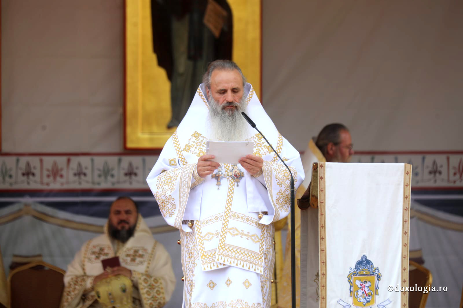 Predica IPS Teofan la Sărbătoarea Sfintei Parascheva, 2025  / Foto: Pr. Silviu Cluci Pelerinii doresc să se adape pentru o clipă din apa cea vie a rugăciunilor sfinților – Predica IPS Teofan la Sărbătoarea Sfintei Parascheva, 2025