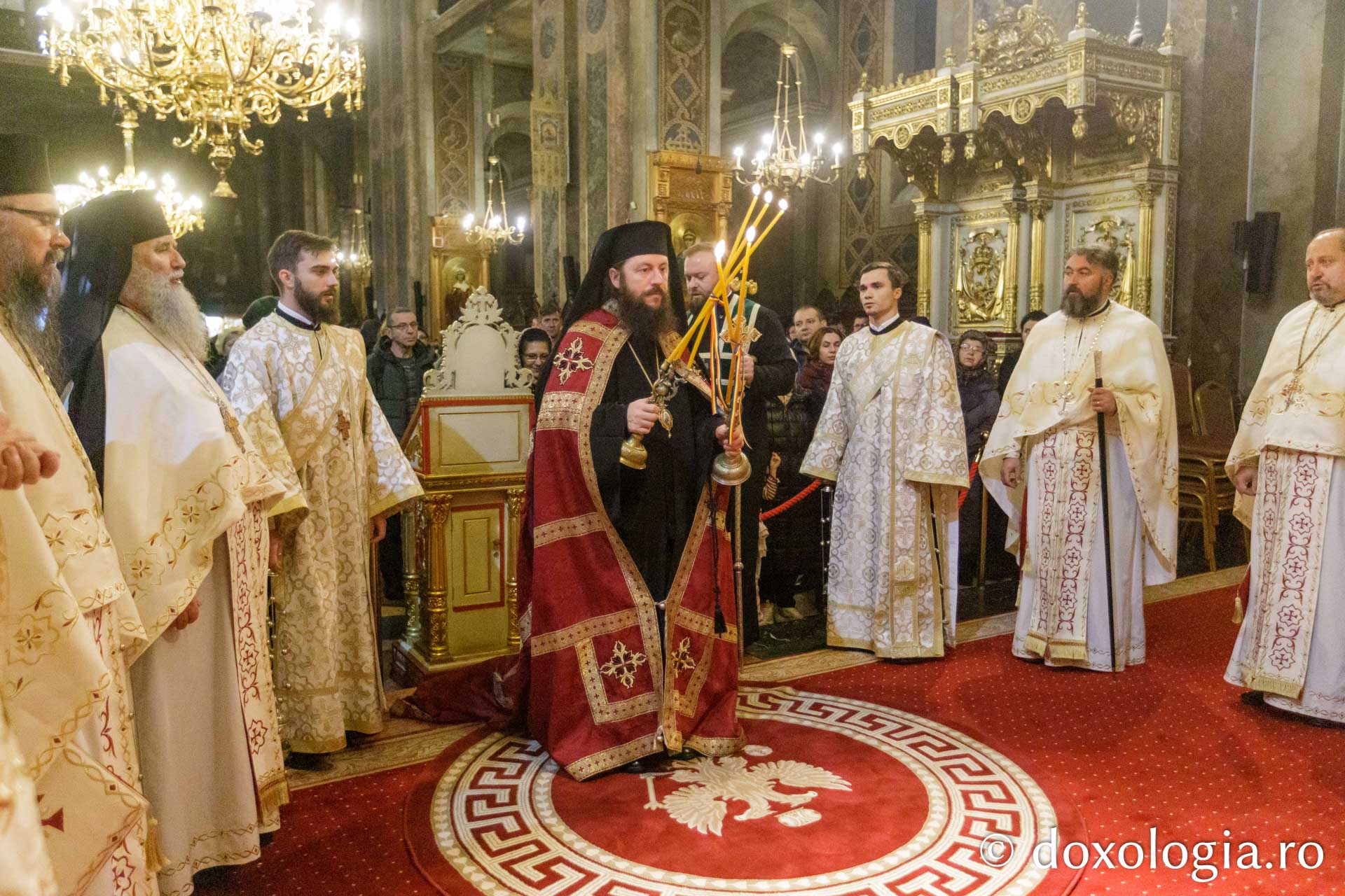 „Ispitele ne smeresc, arătându-ne că biruința vine doar prin ajutorul lui Dumnezeu”, le-a transmis PS Damaschin Dorneanul credincioșilor în prima zi de pelerinaj la Hramul Sfintei Parascheva