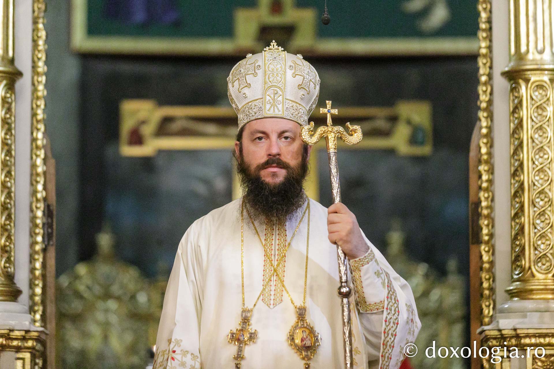 „Ispitele ne smeresc, arătându-ne că biruința vine doar prin ajutorul lui Dumnezeu”, le-a transmis PS Damaschin Dorneanul credincioșilor în prima zi de pelerinaj la Hramul Sfintei Parascheva