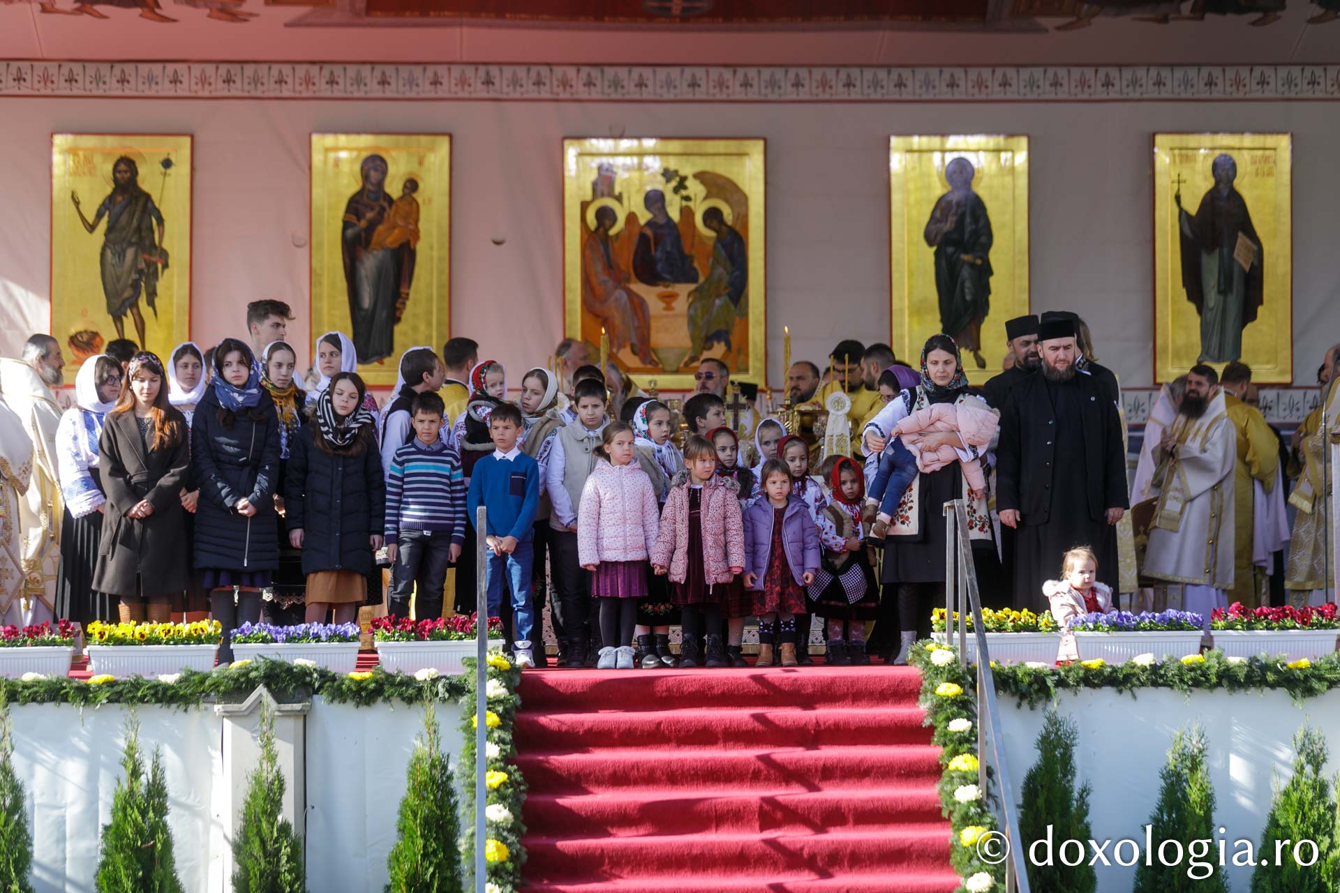 IPS Teofan oferă dinstincții familiilor de preoți cu mulți copii Hram 2025